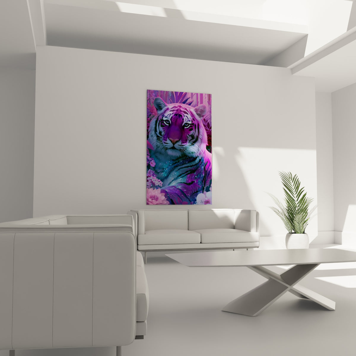 Créature féline mauve et fuchsia, pelage scintillant, positionnée au-dessus d'un canapé dans un salon lumineux