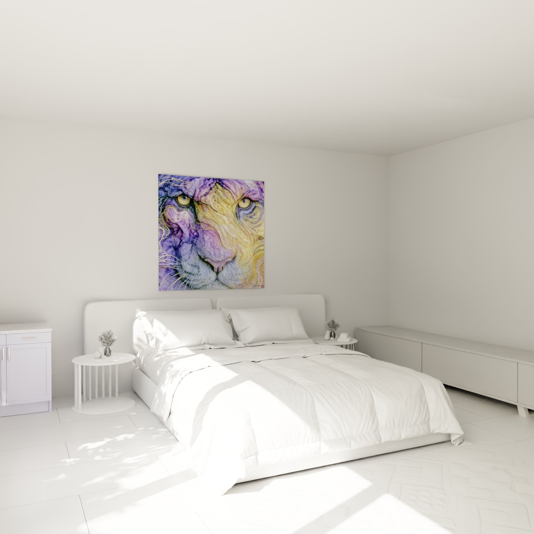 Félin aux yeux jaune ambré et pelage mauve doré, accroché au-dessus d'un lit dans une chambre claire.