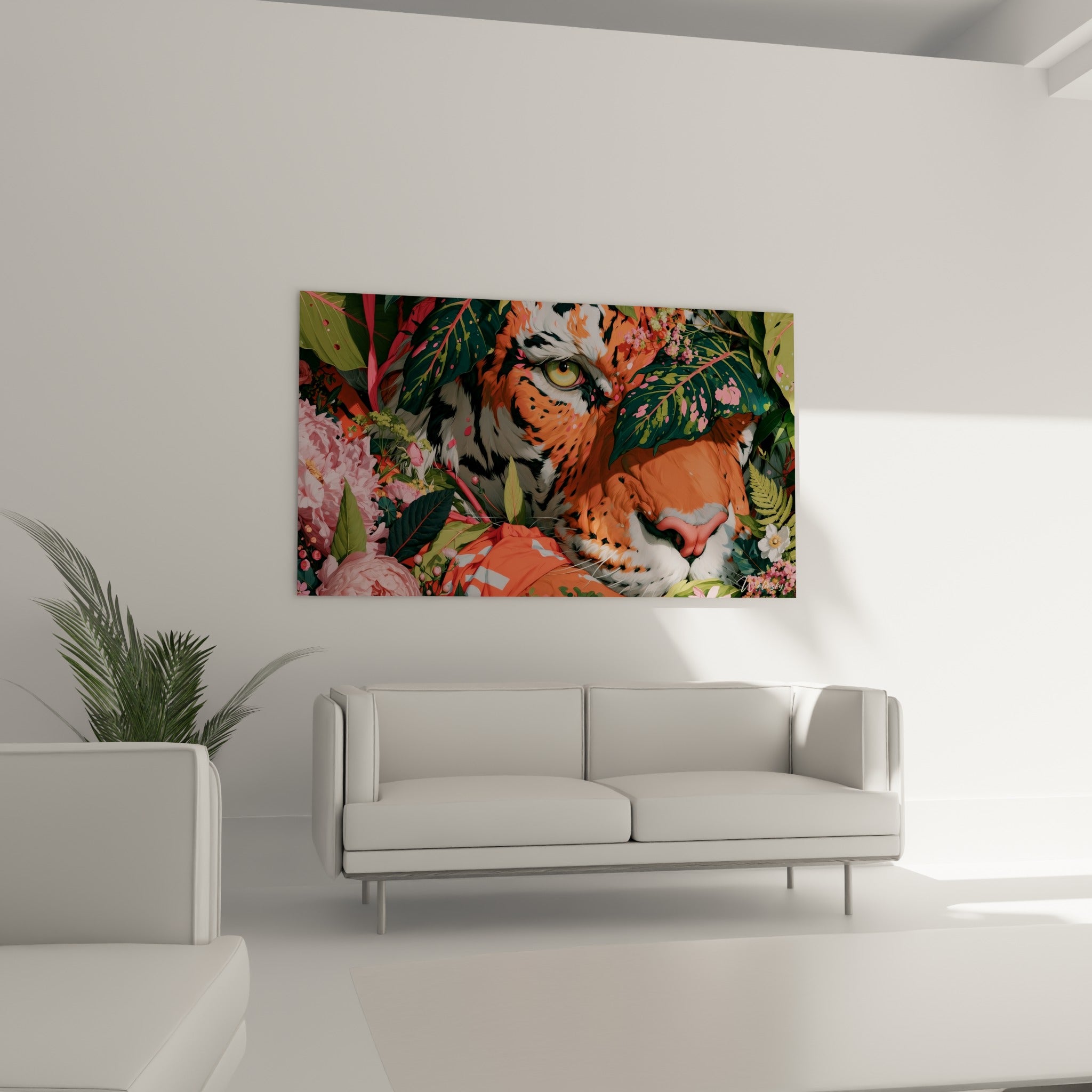 Museau du tigre orange et blanc entouré de pivoines roses au-dessus d'un canapé dans un salon lumineux