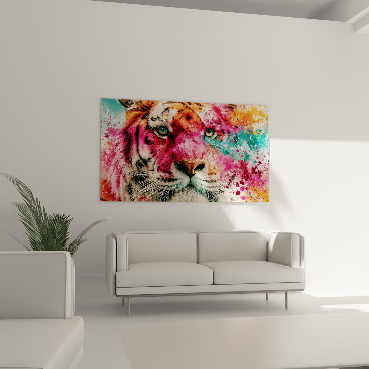 Museau blanc et rayures noires du tigre coloré, positionné au-dessus d'un canapé dans un salon lumineux.