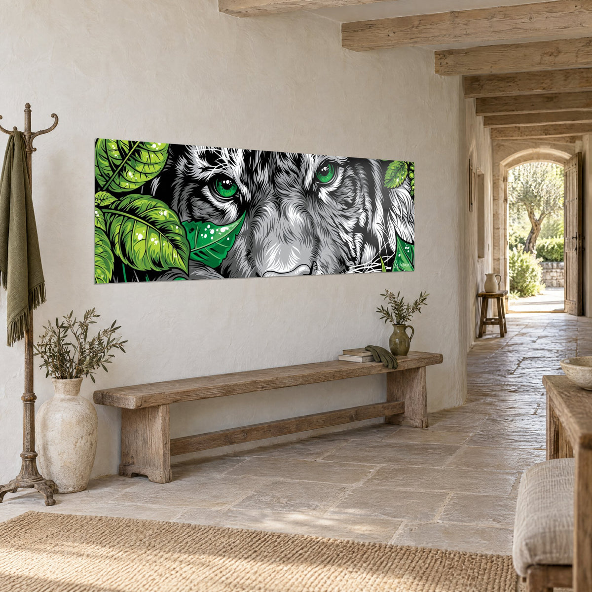Cuadro tigre de ojos verdes que atraviesan el follaje, rayas negras y gris perla, sobre una pared de piedra blanca desgastada, pasillo abovedado