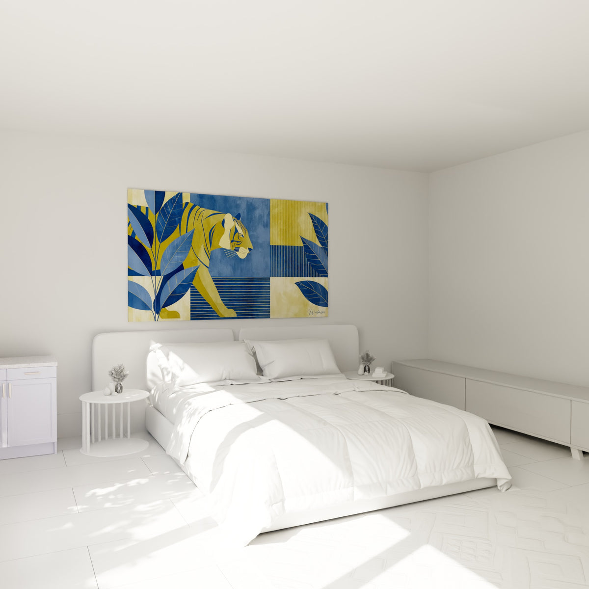 Félin doré aux motifs bleu marine accroché au-dessus d'un lit dans une chambre claire.