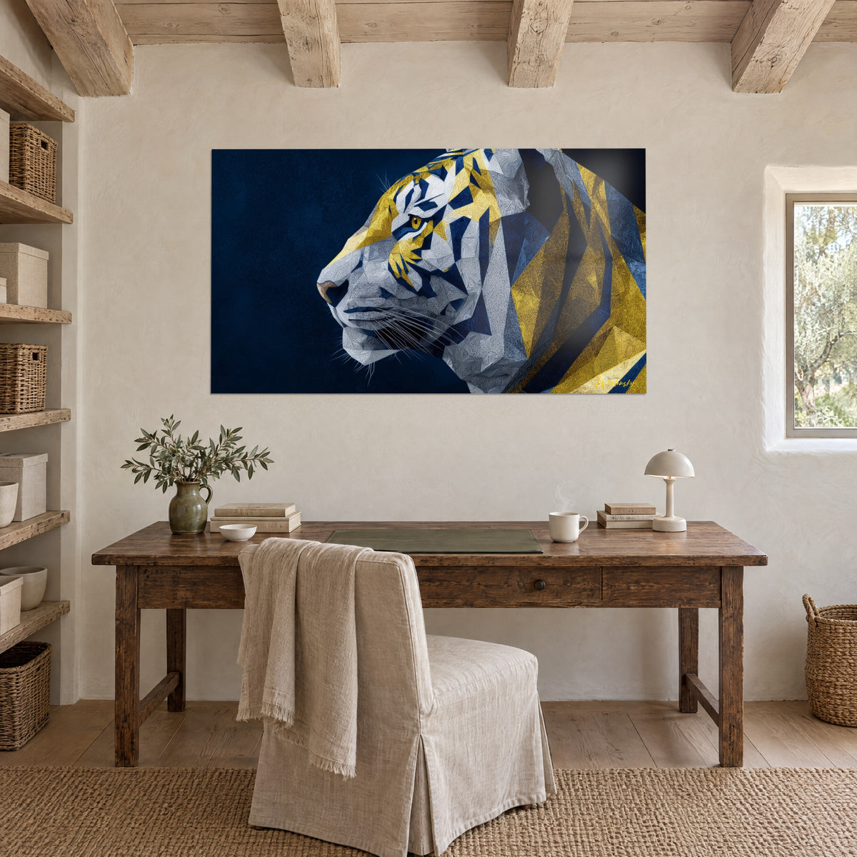 Cuadro Tigre cubista de finos bigotes blancos, rayas azul real y oro, colgado encima de un escritorio de madera