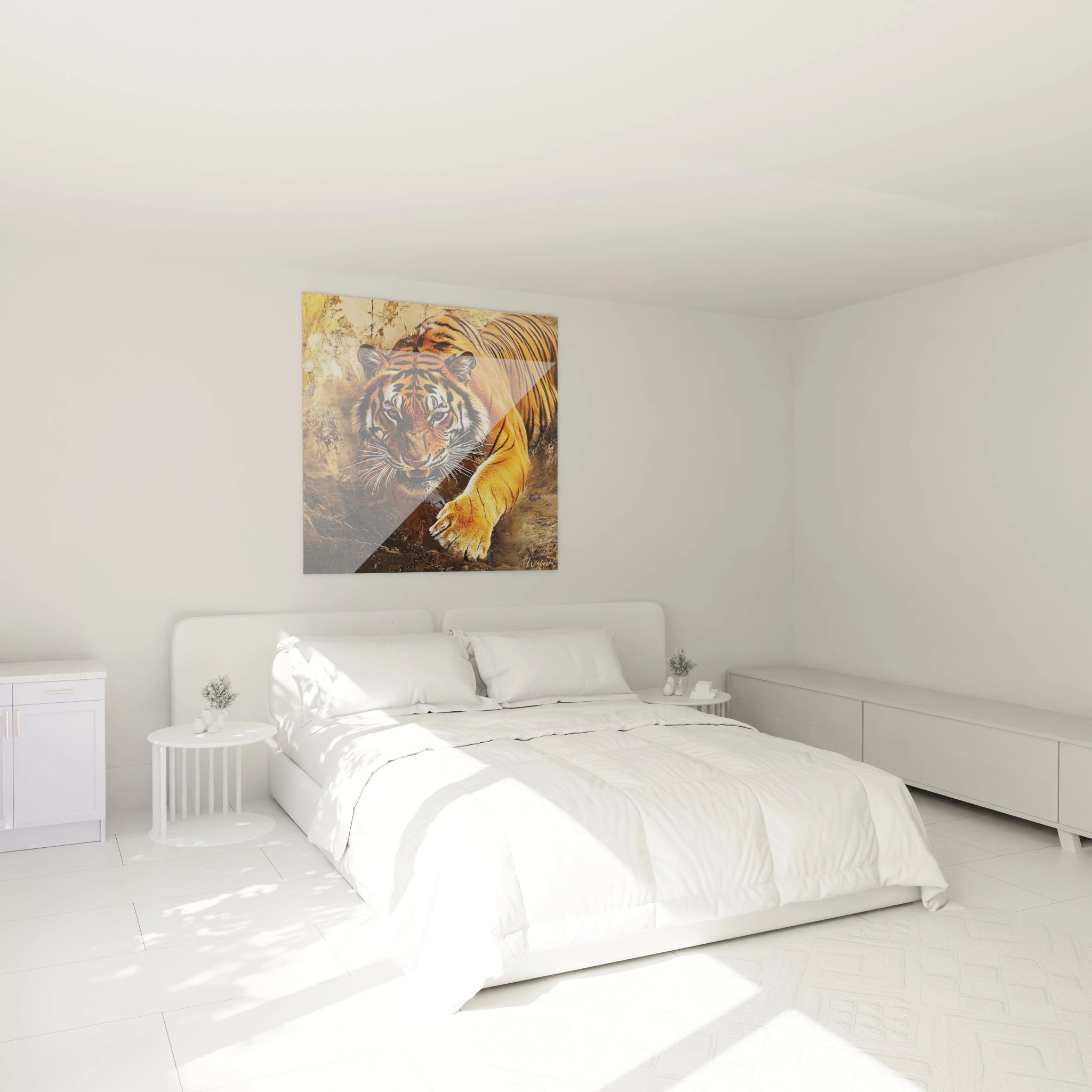 Tableau tigre Walensky accroché au mur d'une chambre blanche moderne avec lit double