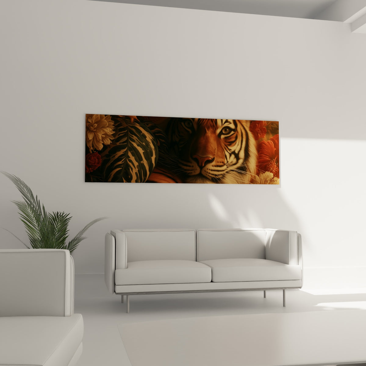 Regard intense du Tigre entouré de feuillage vert accroché au-dessus d'un canapé dans un salon lumineux