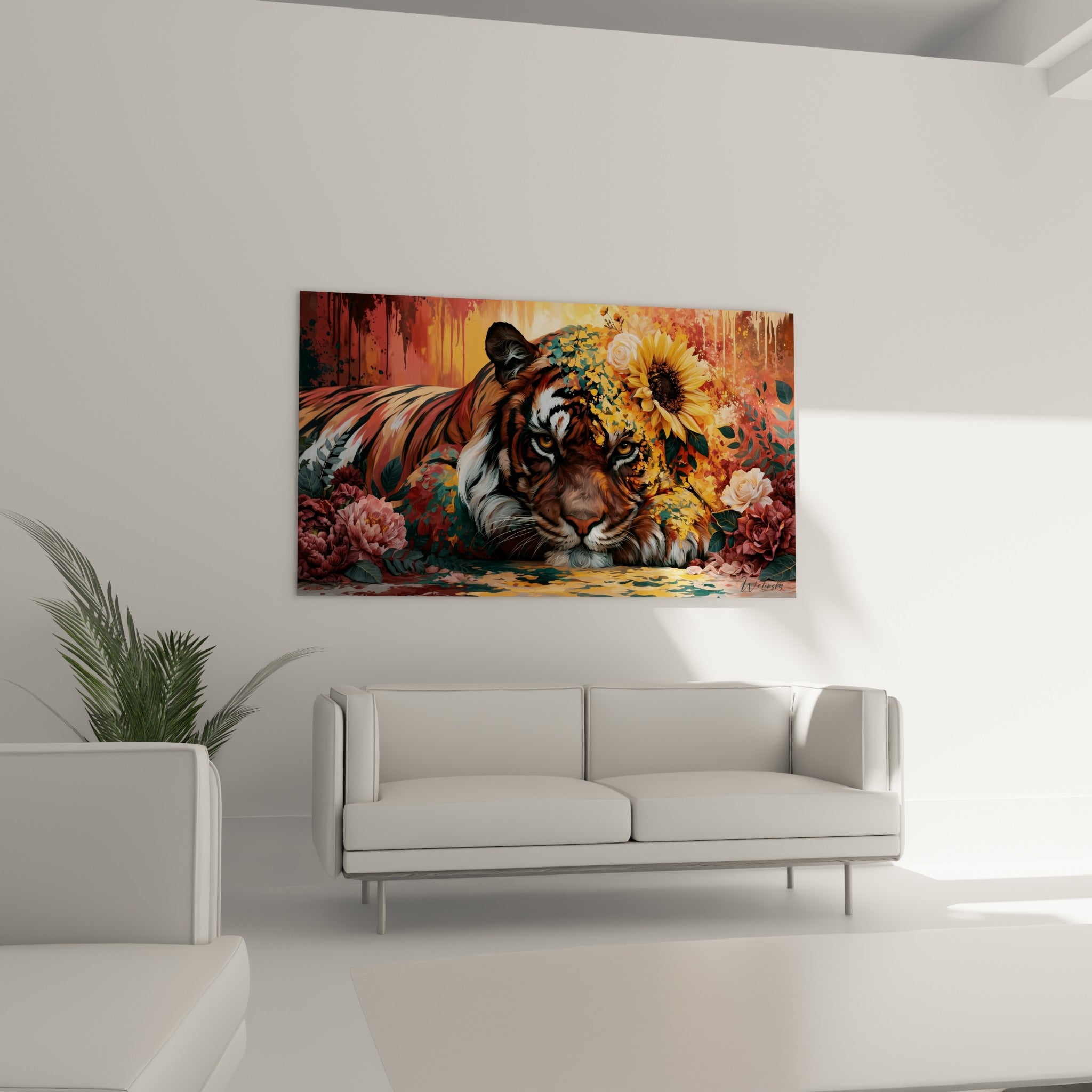 Regard intense d'un tigre fondu dans un feuillage émeraude et floral, au-dessus d'un canapé dans un salon lumineux.