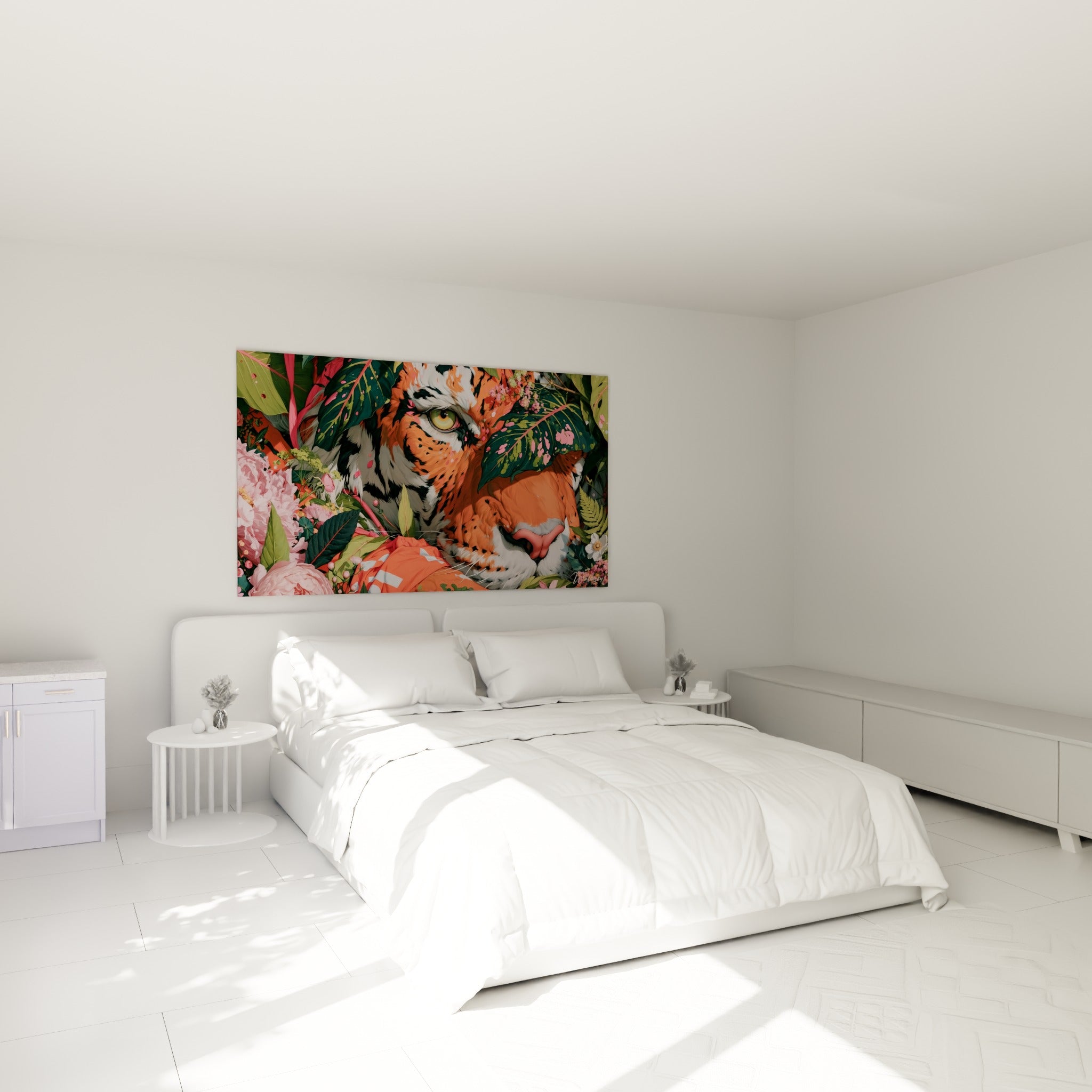 Regard vert du tigre orange surgissant des feuilles roses au-dessus d'un lit dans une chambre claire