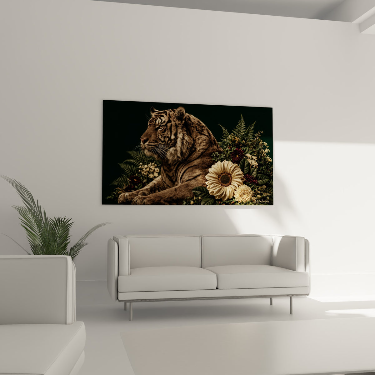 Tigre paisible entouré de marguerites crème et fougères vertes, au-dessus d'un canapé dans un salon lumineux