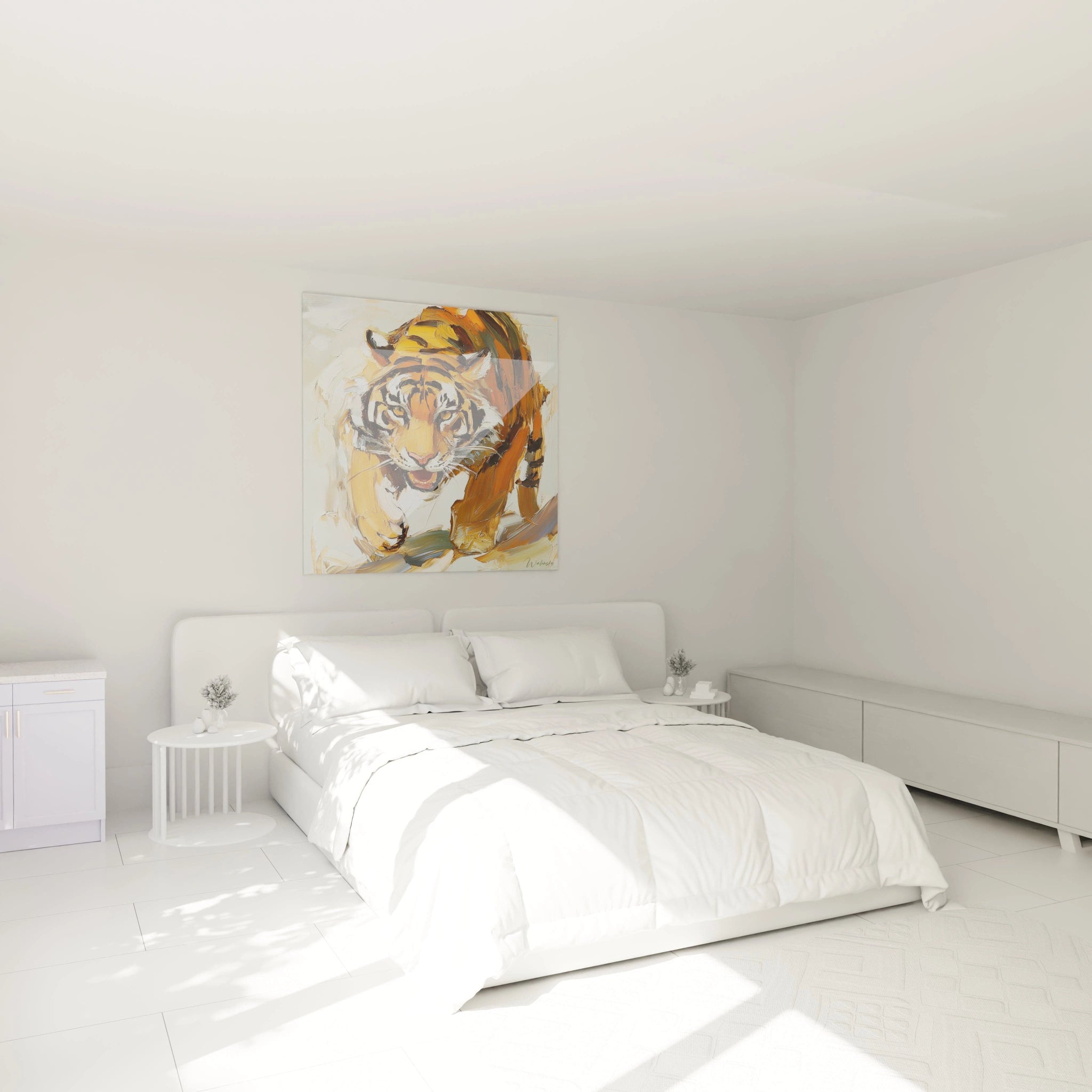 Tableau tigre Walensky accroché au-dessus d'un lit blanc dans une chambre lumineuse et minimaliste