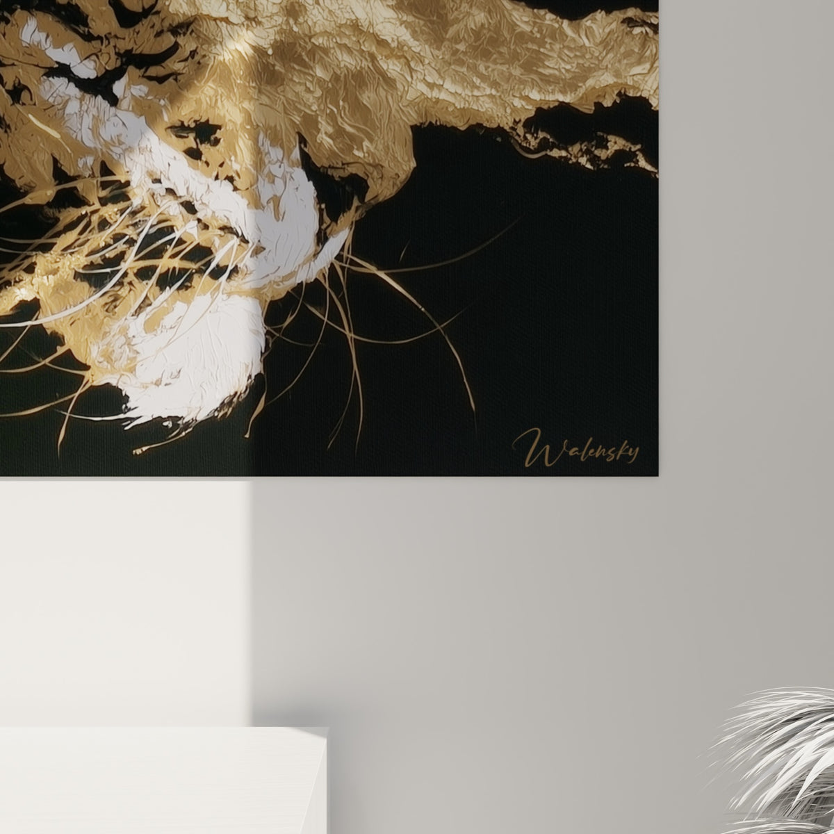 Empâtements dorés et blancs du pelage félin, matière épaisse capturant la lumière sur fond noir mat