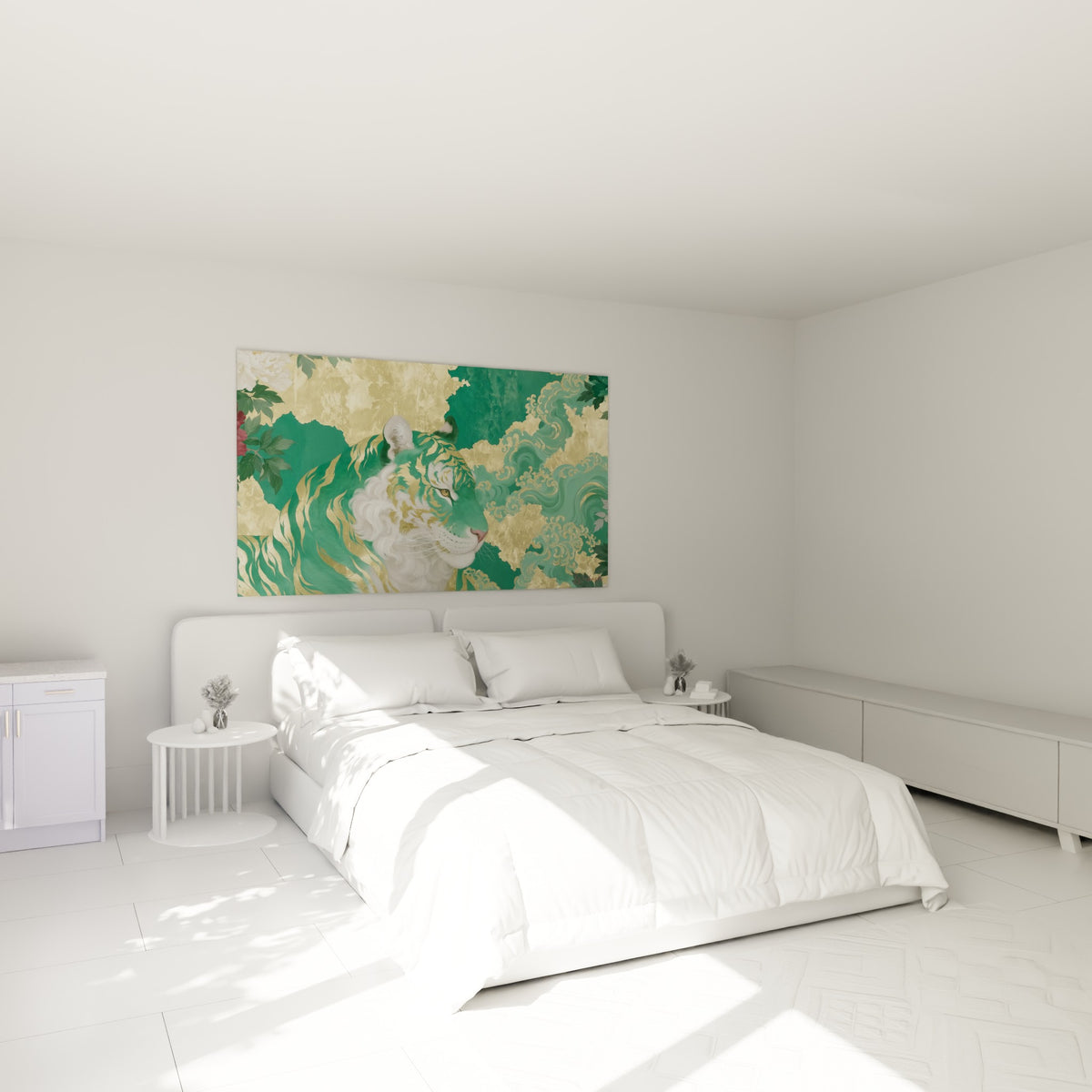 Félin vert et or aux rayures dorées accroché au-dessus d'un lit dans une chambre claire