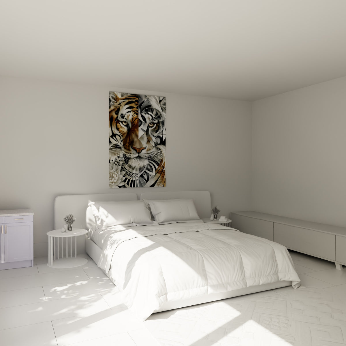 Regard doré du tigre bicolore orange et gris accroché au-dessus d'un lit dans une chambre claire