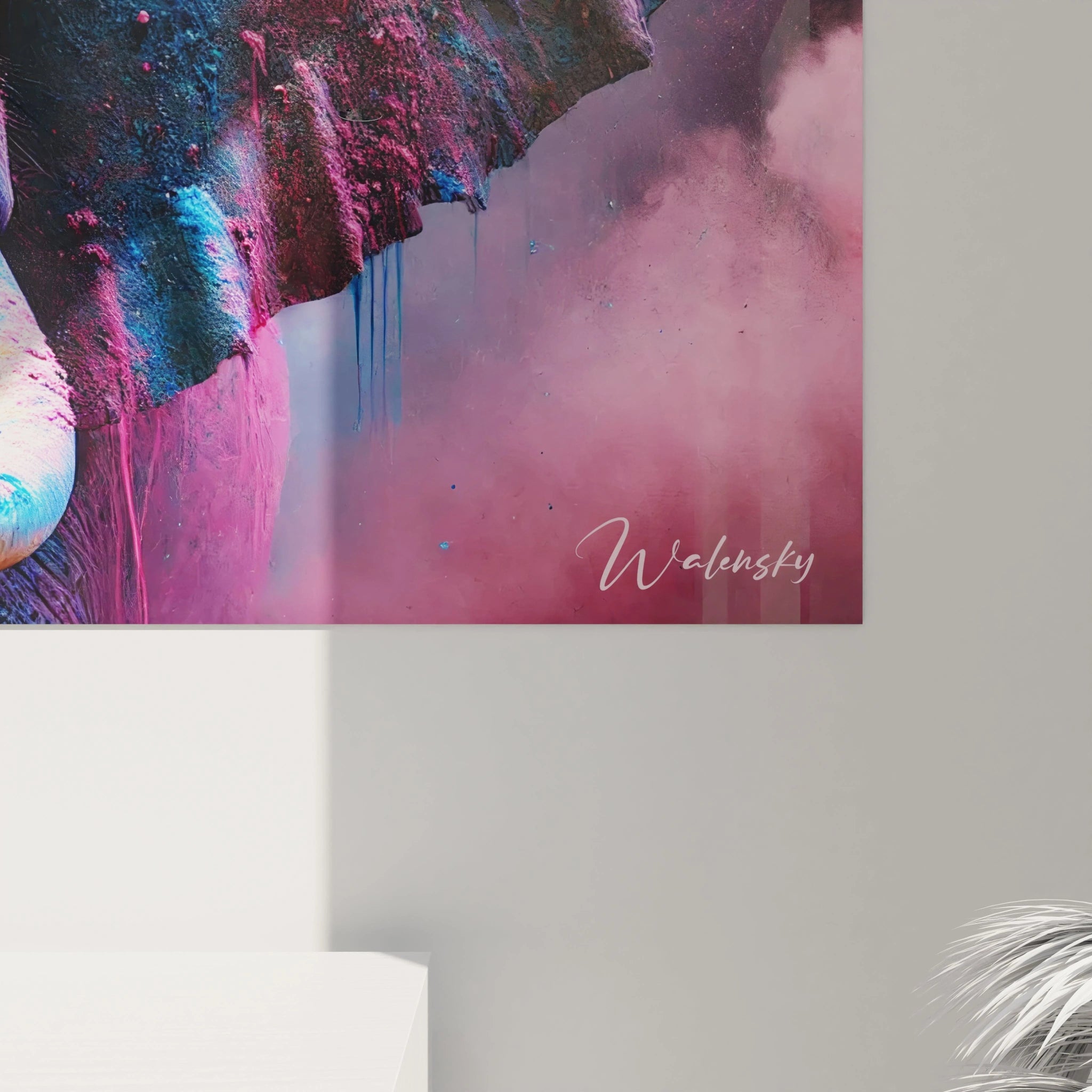 La vue de près de ce tableau elephant dévoile les détails impressionnants de l'œuvre. Les rides texturées et les couleurs vibrantes, comme le bleu et le jaune, créent une expérience visuelle inoubliable.