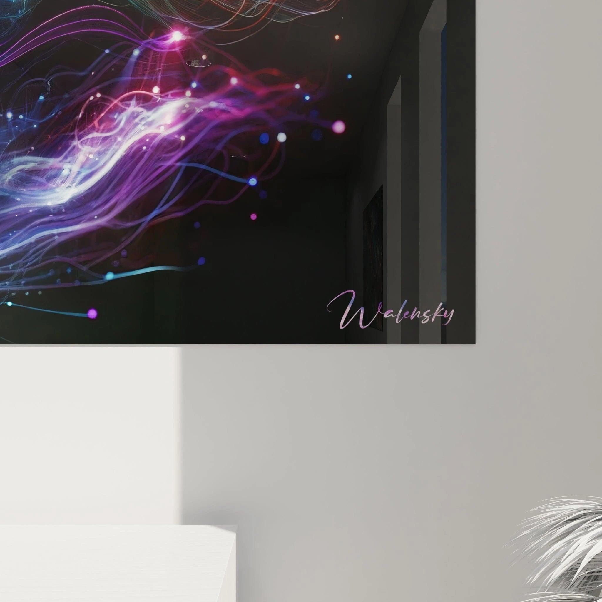 Tableau abstrait présentant un réseau de filaments lumineux en mouvement. Gamme colorée de bleu outremer, turquoise, mauve, rose et orange avec points brillants disséminés. Texture néon avec lignes courbes superposées et particules étoilées. Motif fluide avec vagues lumineuses entrecroisées créant un univers dynamique semblable à une nébuleuse stylisée sur fond noir.