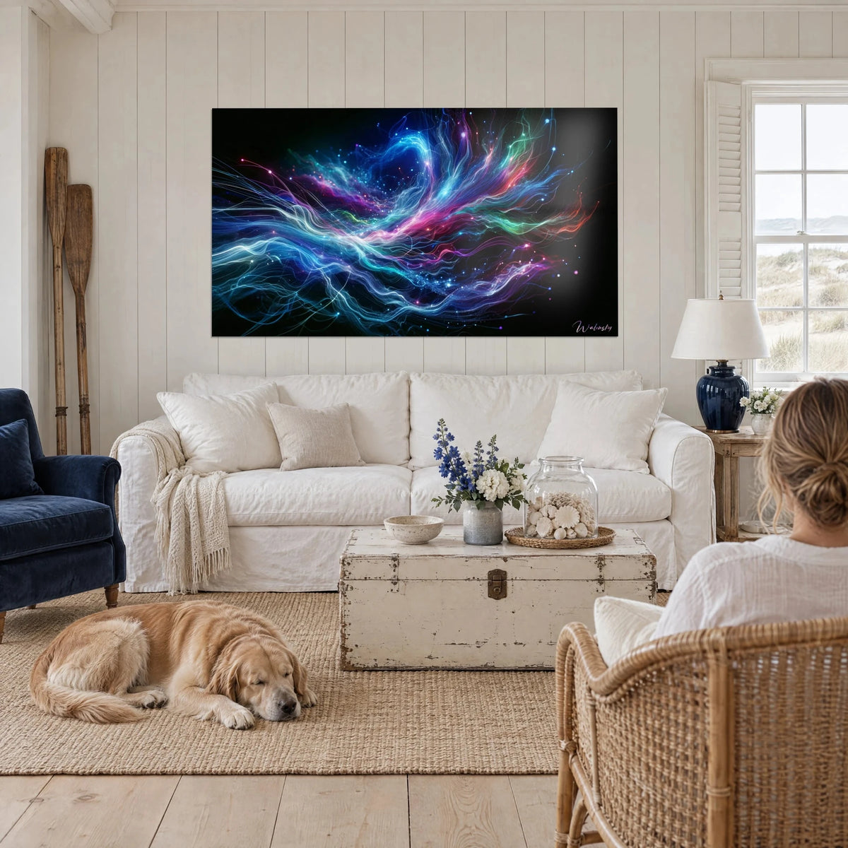 Quadro di filamenti luminosi blu e magenta su fondo nero, golden retriever sdraiato, sopra un divano in un soggiorno luminoso