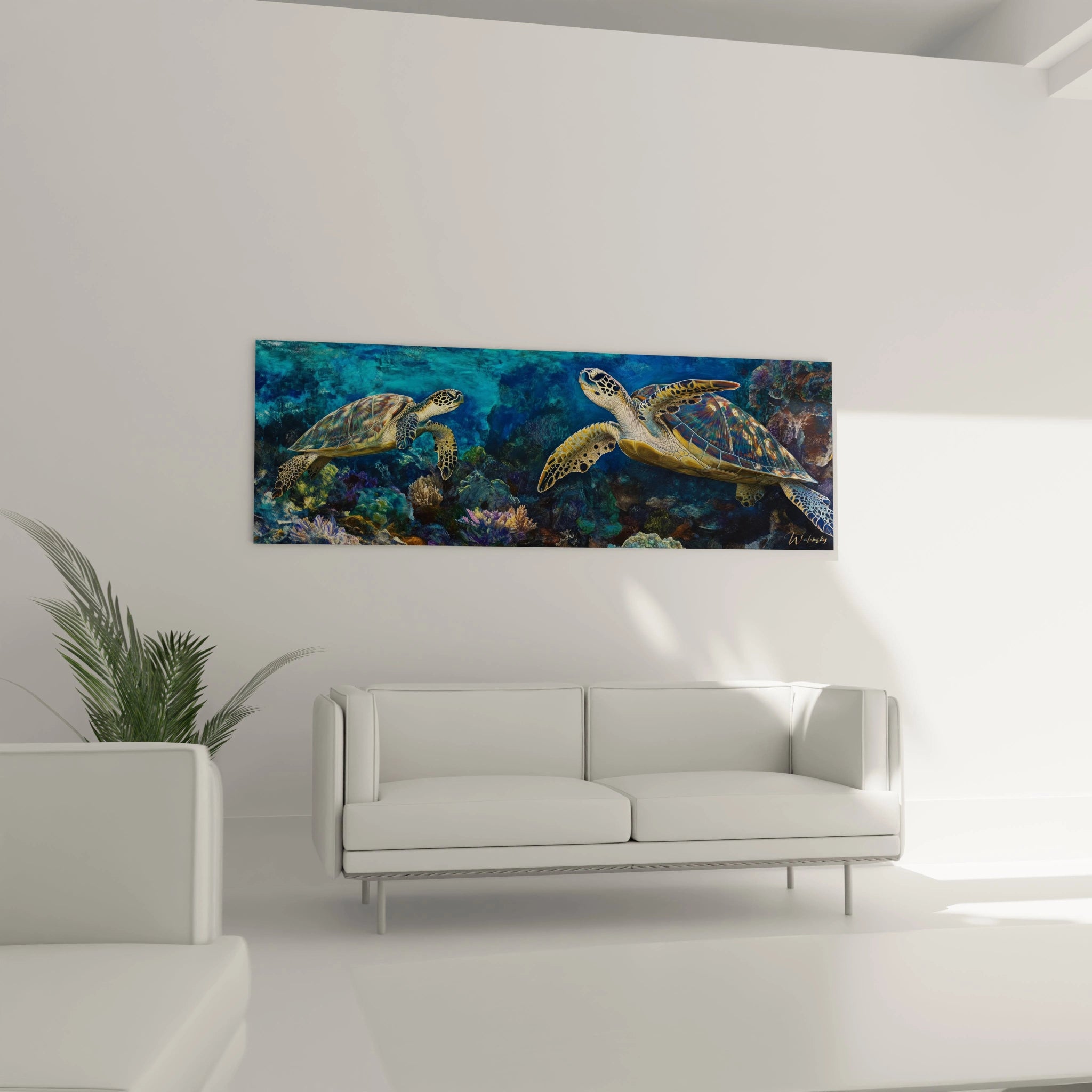 Tableau tortue de mer Walensky avec deux tortues nageant sous l'eau accroché au-dessus d'un canapé blanc moderne