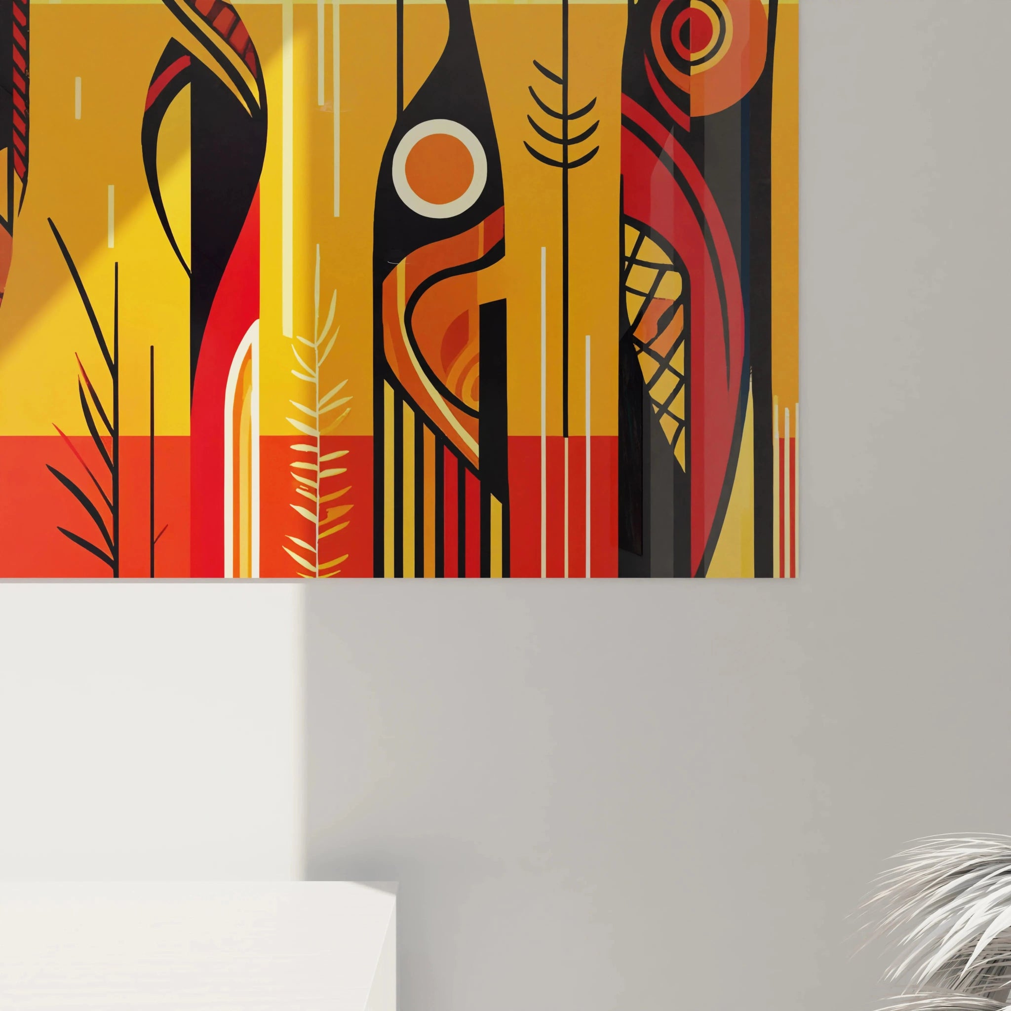 Vue de près, ce tableau africain dévoile des détails fascinants : des cercles, des lignes et des aplats de couleur jaune, rouge et noir, représentant l’harmonie entre la terre et le soleil, la vie et les traditions.