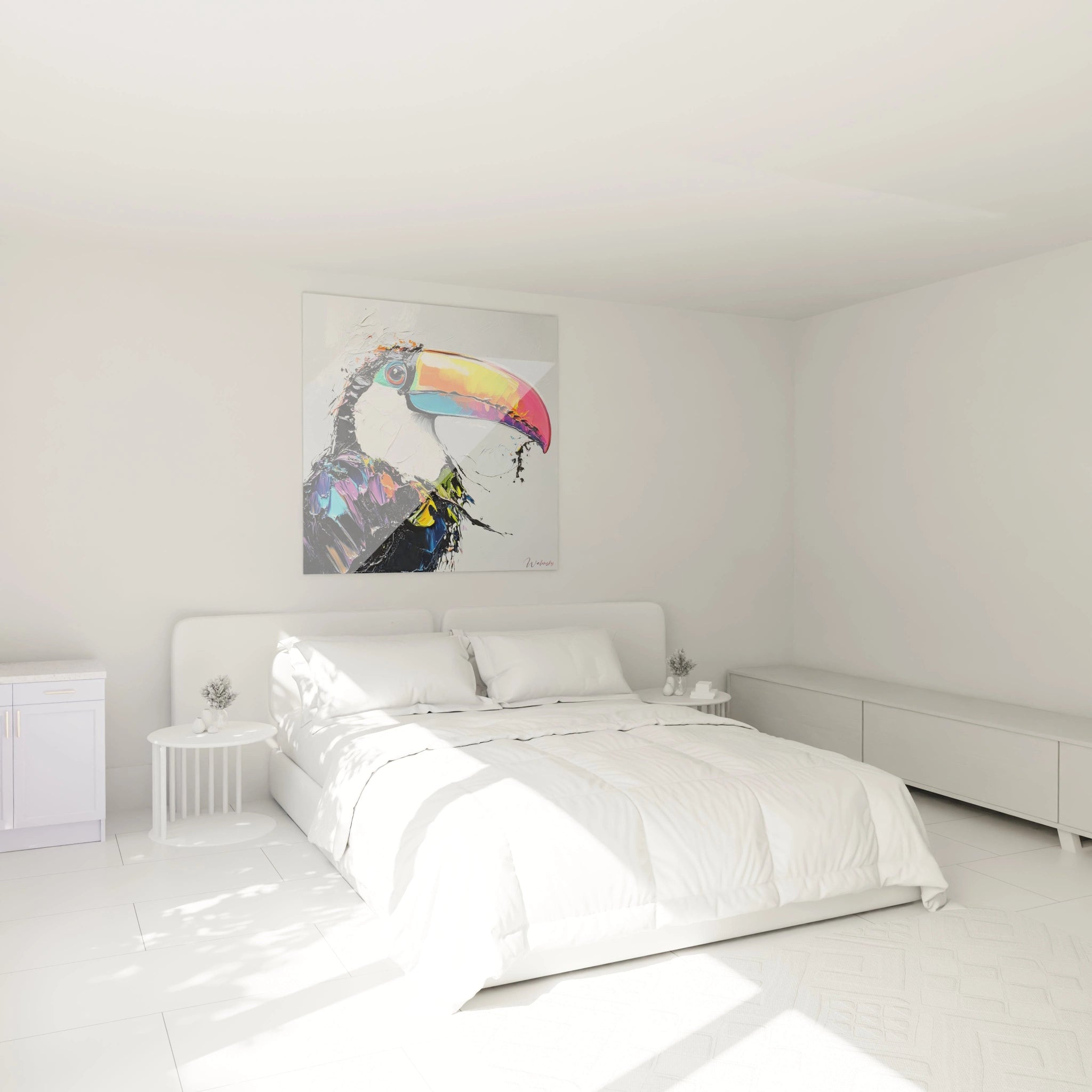 Tableau toucan coloré Walensky accroché au-dessus d'un lit double dans une chambre blanche et lumineuse