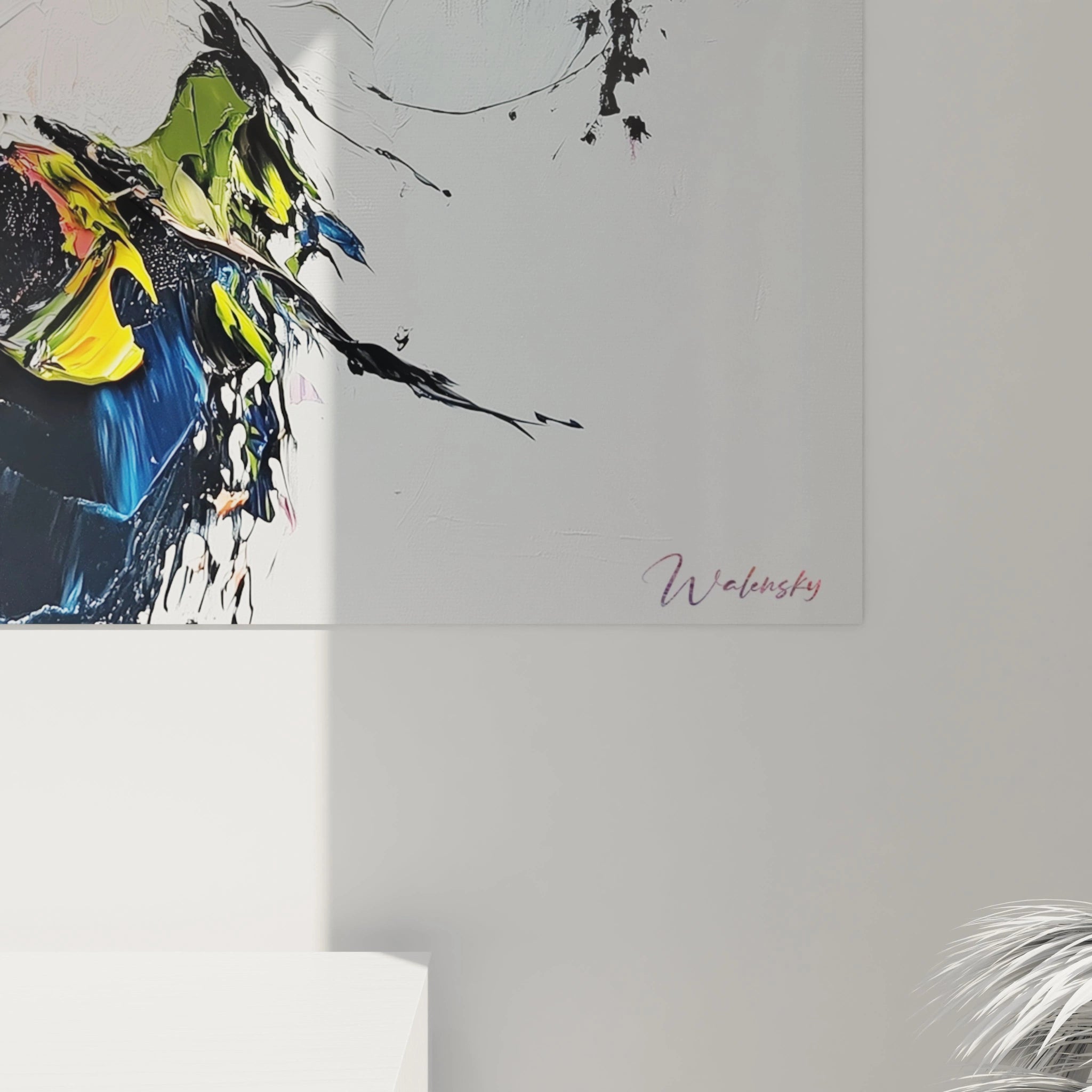 Tableau toucan Walensky avec peinture abstraite colorée accroché sur un mur blanc moderne