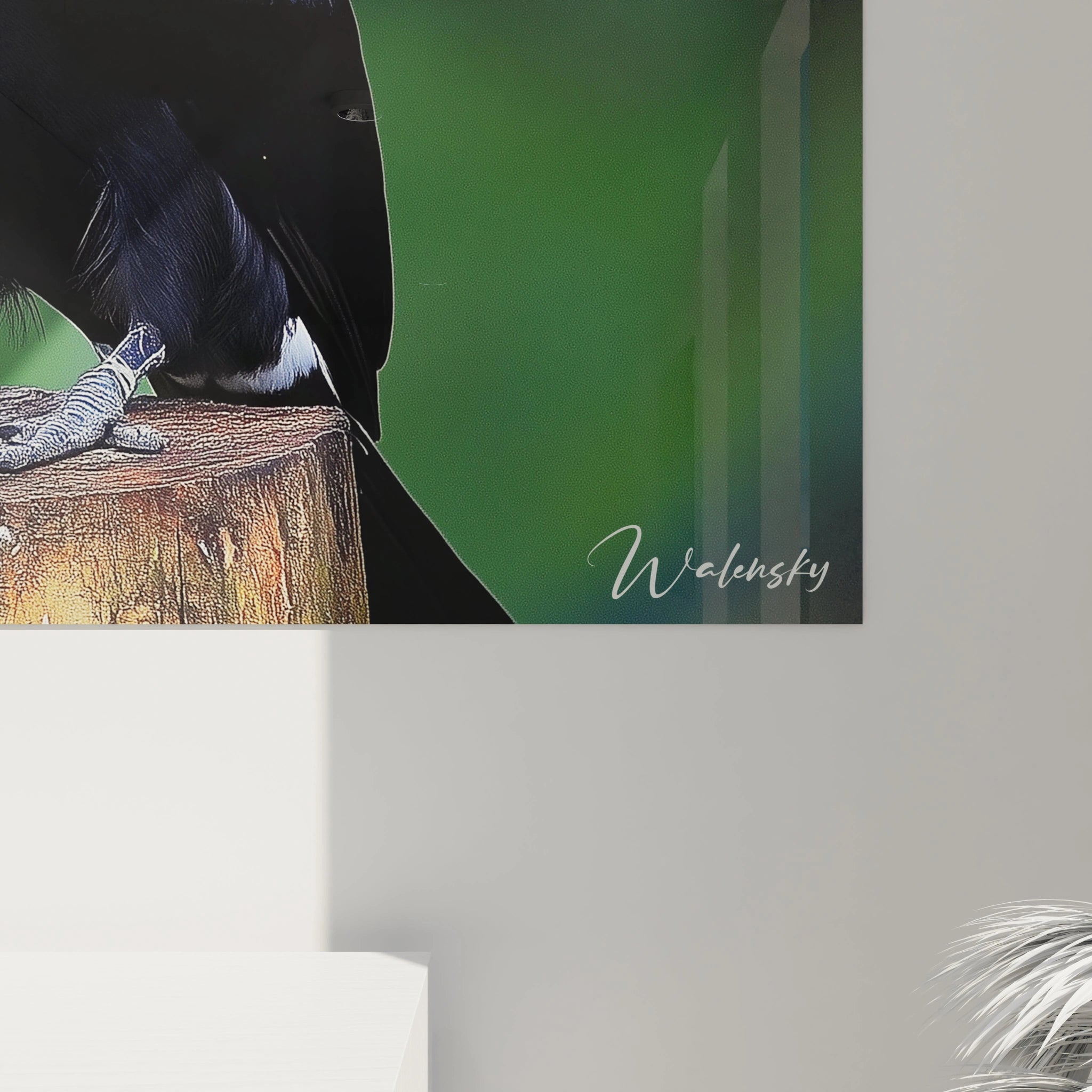 Tableau toucan présentant un duo d'oiseaux exotiques en miroir sur une souche. Le rendu hyperréaliste capture les textures contrastées : plumage noir velouté, becs orange lumineux aux reflets jaunes, touches de rouge au cou et fond vert tamisé.