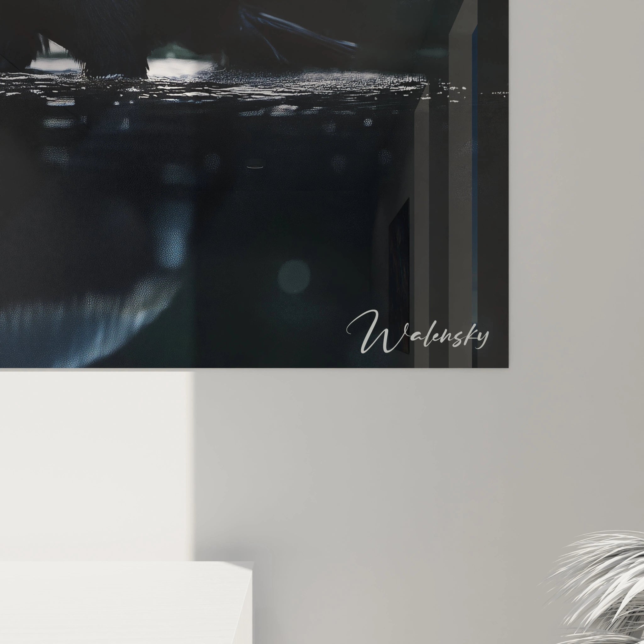 Un tableau toucan illustrant cet oiseau tropical dans un moment de calme près de l'eau. Son bec orange éclatant et sa gorge blanche ressortent vivement contre son plumage noir profond et l'arrière-plan sombre aux textures aquatiques reflétantes.