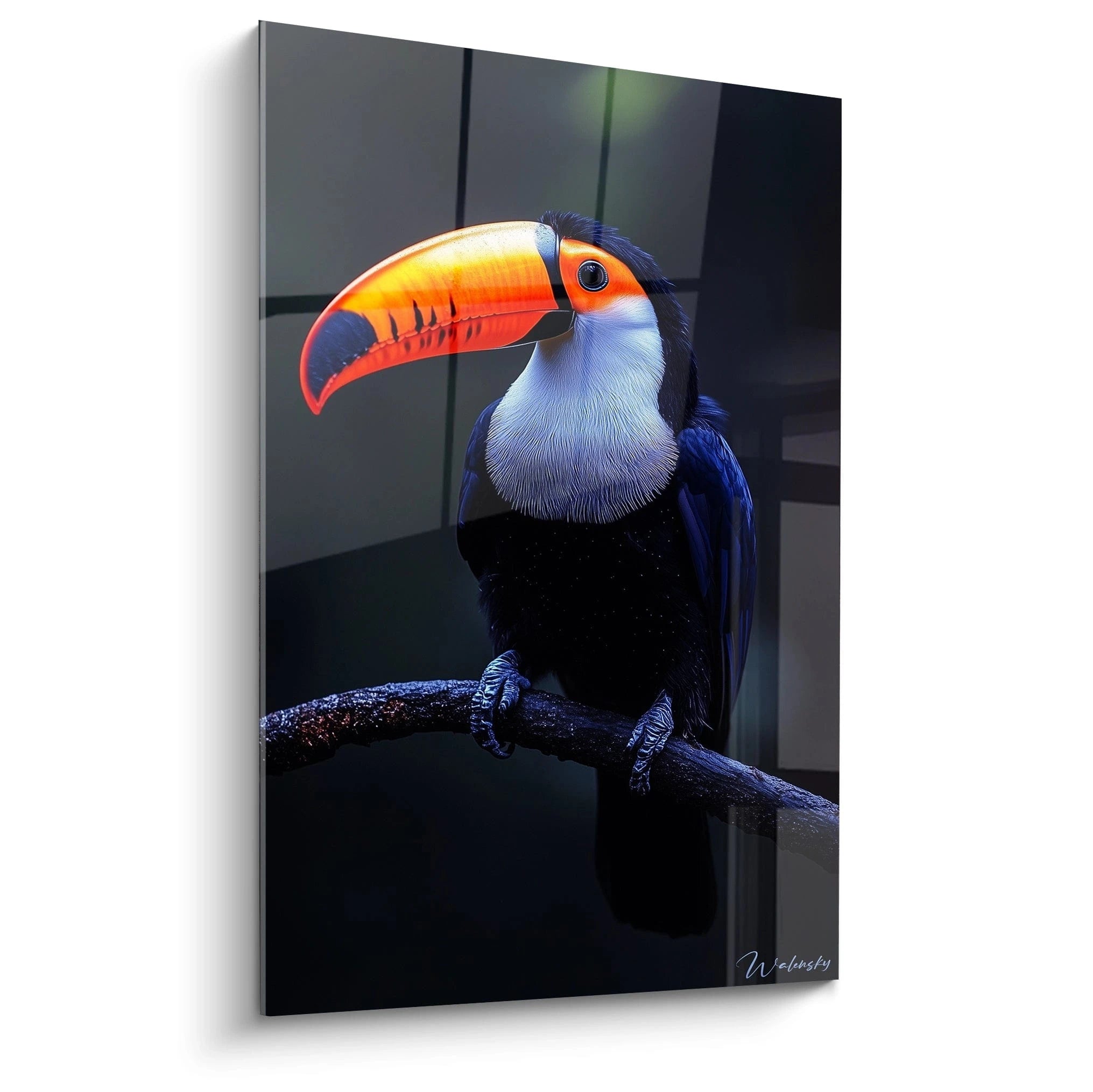 Un tableau toucan montrant un spécimen de profil perché sur une branche, avec son bec orange vif caractéristique, un plumage bleu marine profond et une gorge blanche immaculée, le tout sur un fond sombre créant un contraste dramatique.