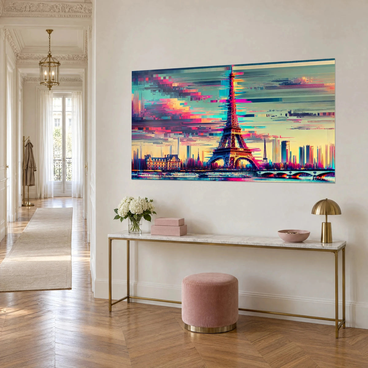 Schilderij IJzeren Dame opgesplitst in magenta en cyaan pixelstroken, bleekgele lucht, opgehangen boven een vergulde console