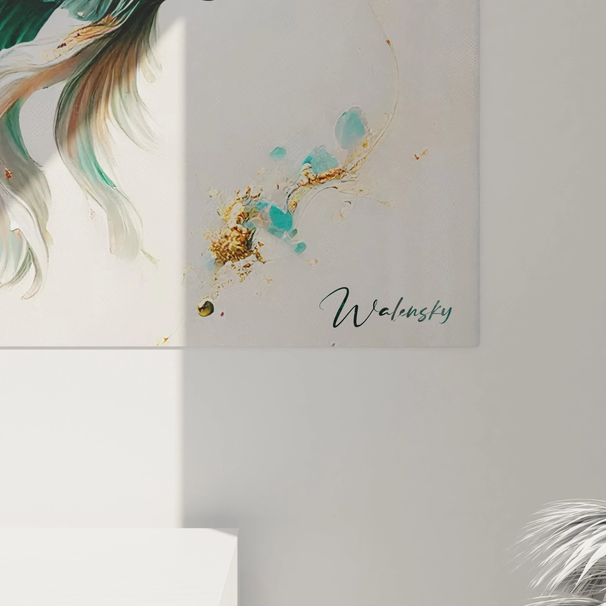 Vue rapprochée du tableau poisson betta, mettant en valeur les détails subtils des écailles et la fluidité des nageoires. Nuances de vert, blanc et or pour une décoration raffinée et sereine.