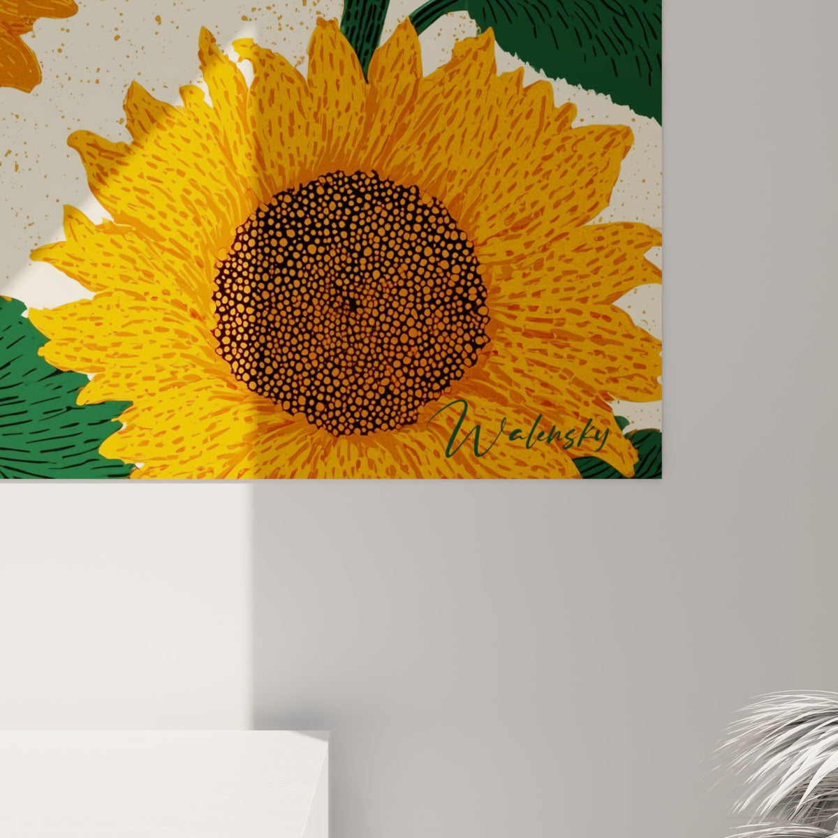 Détail des pétales orange striés et du cœur brun moucheté d'un tournesol, texture fine et lumière chaude