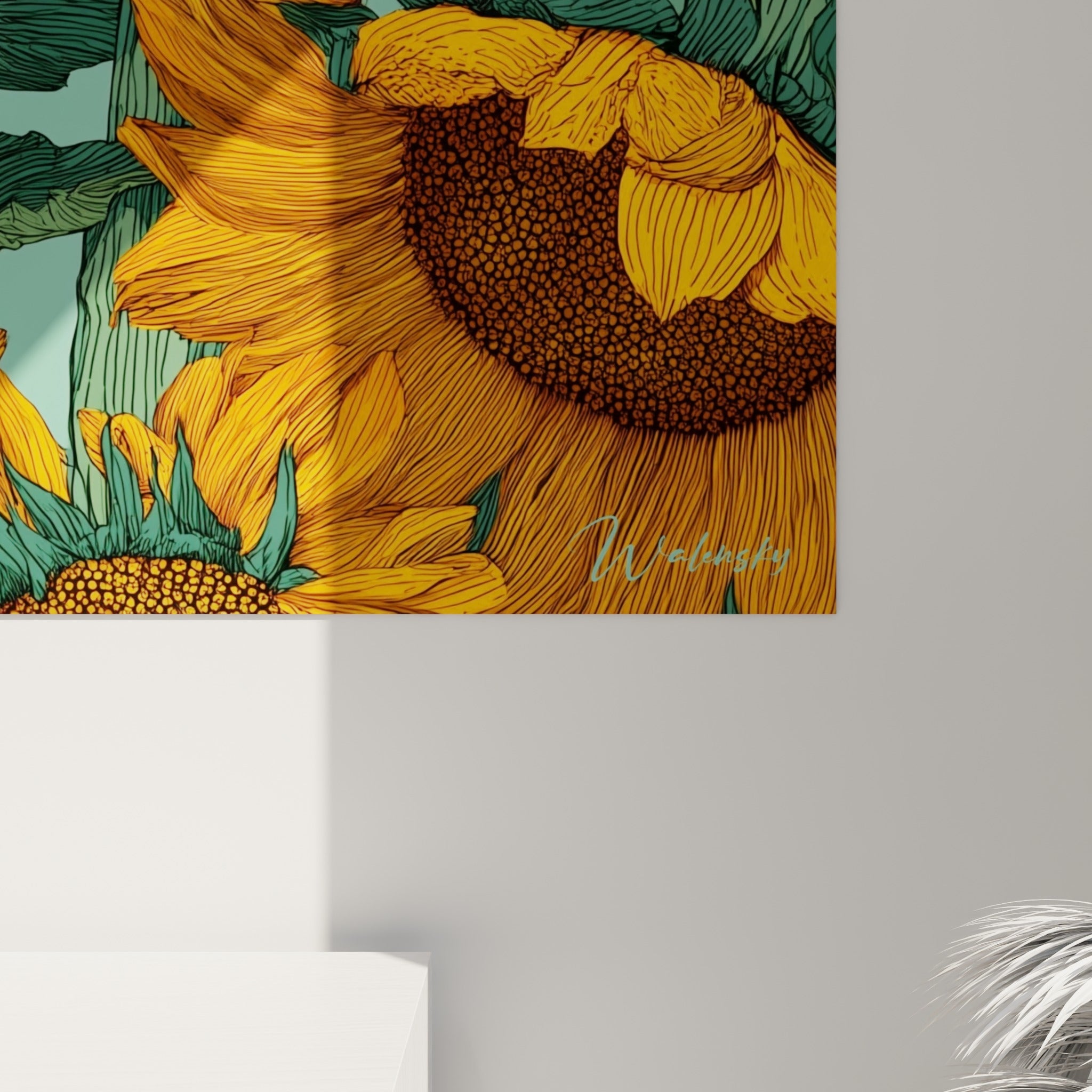 Détail des lignes fines dorées et du grain brun du cœur d'un tournesol contre le vert des feuilles