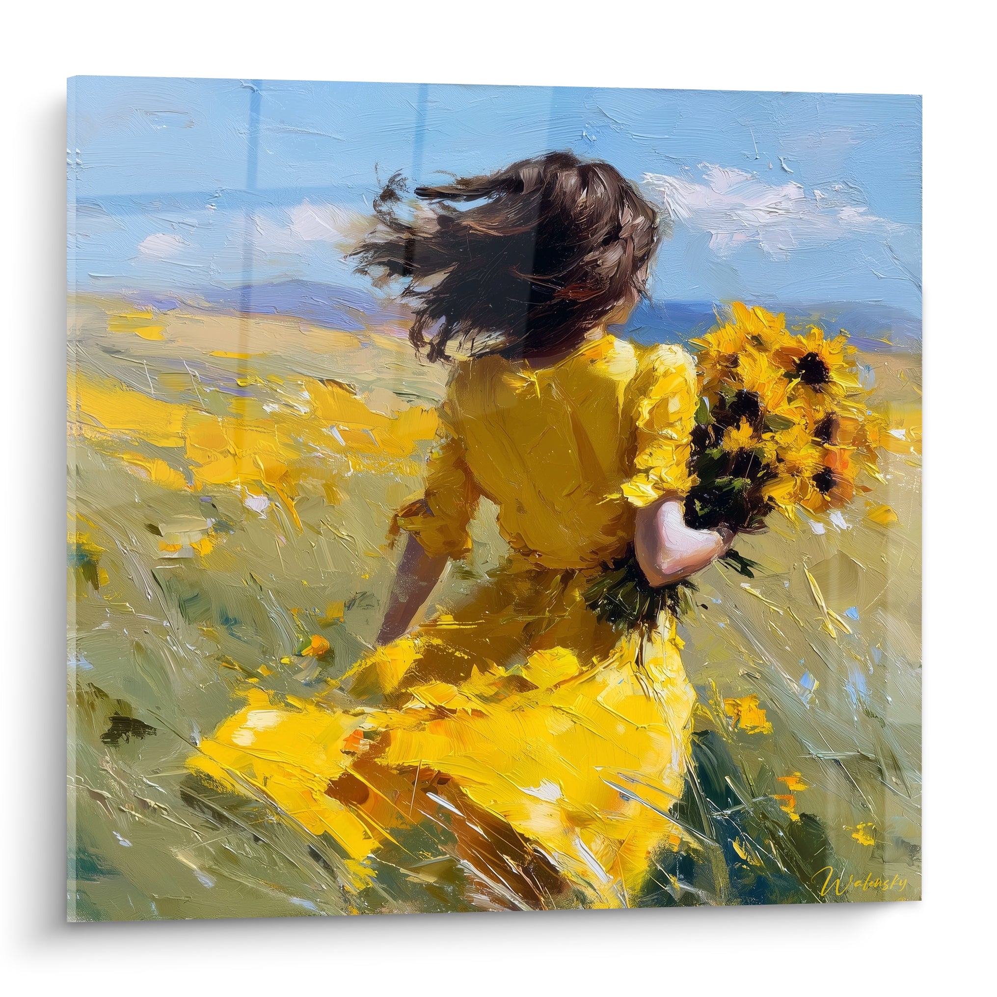 Femme en robe jaune vif courant dans un champ doré, cheveux bruns au vent, ciel bleu pastel