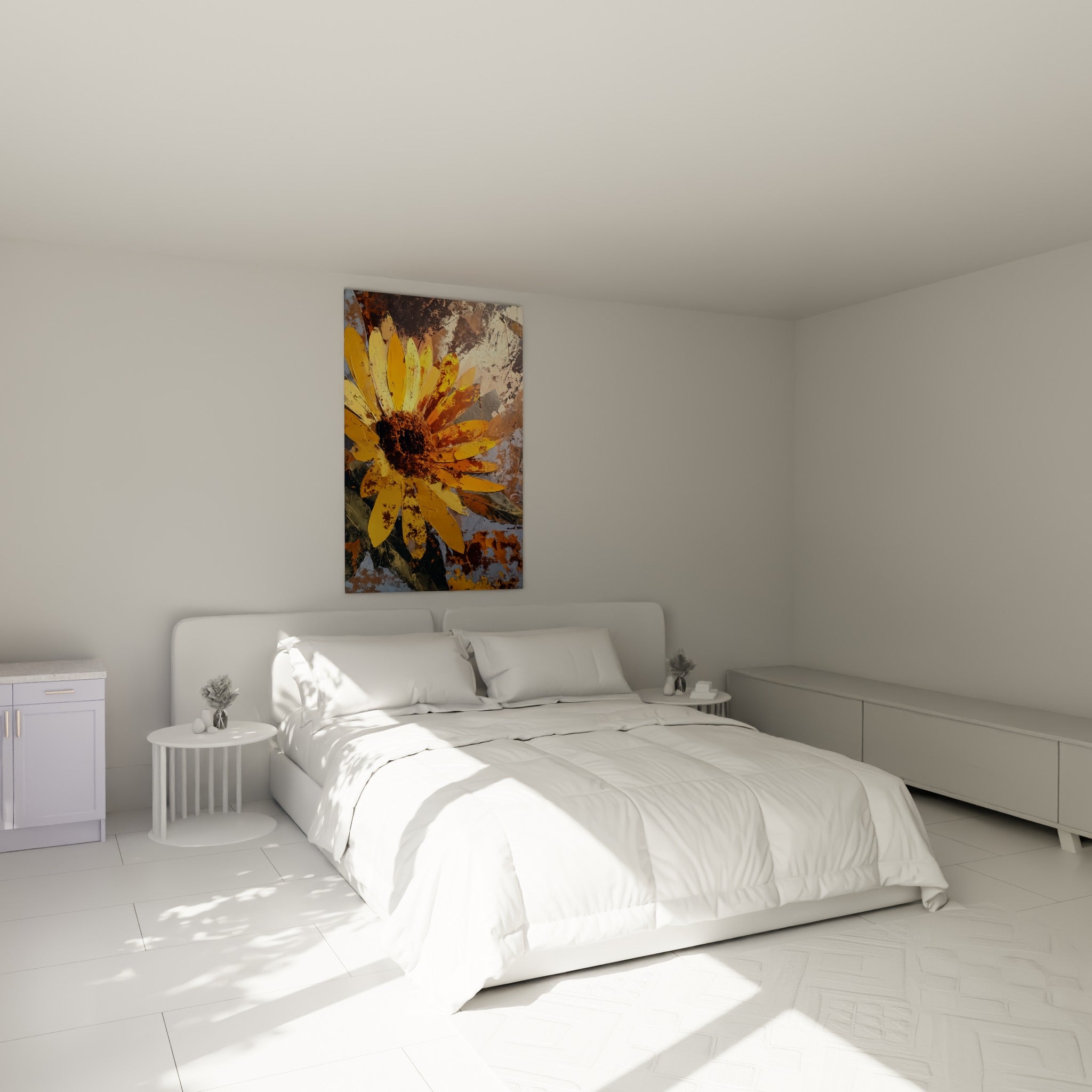 Fleur jaune doré et brune aux pétales sculptés, accrochée au-dessus d'un lit dans une chambre claire