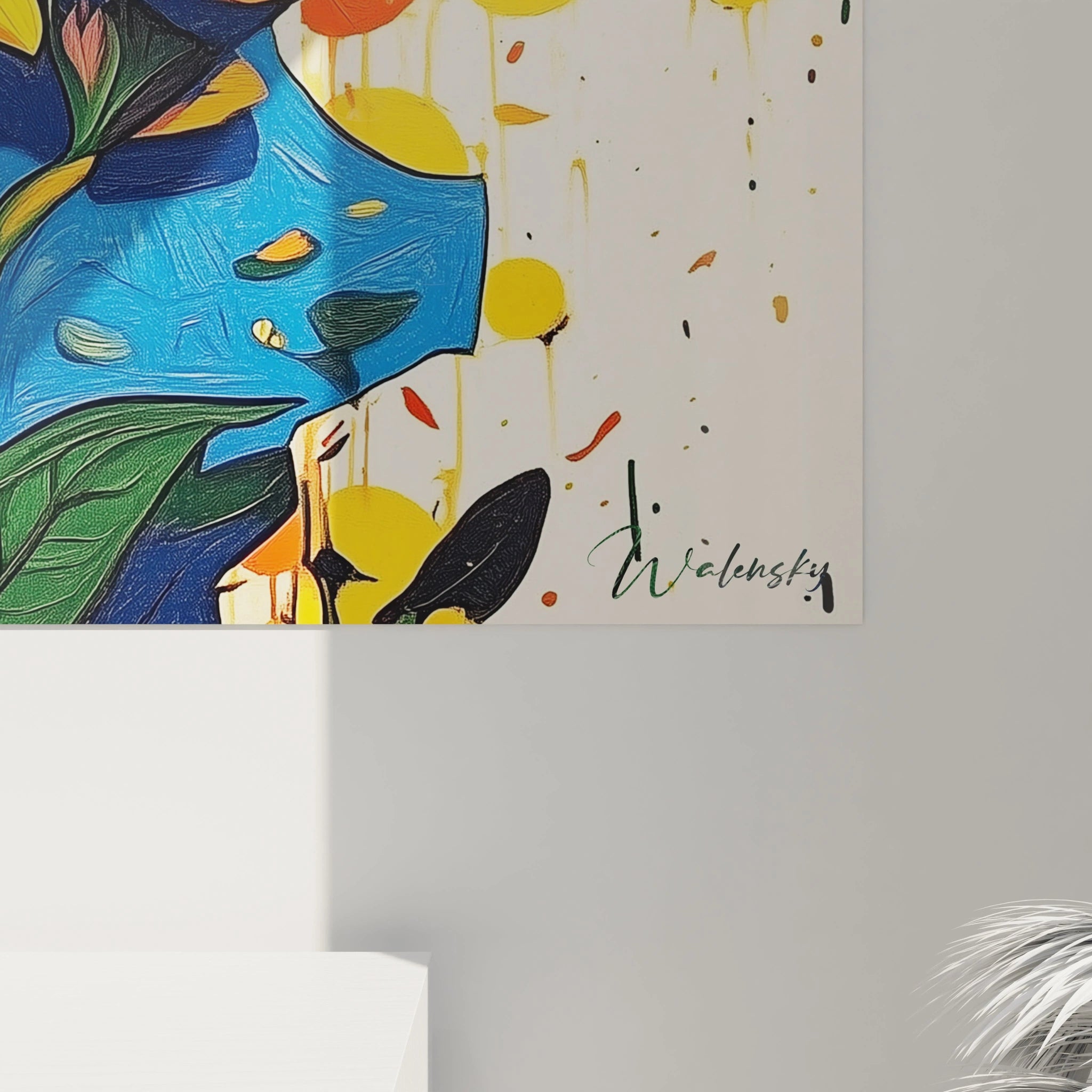 Un tableau tournesol nature illustrant un tournesol stylisé, avec des formes dynamiques et des couleurs vives. Le contraste entre le jaune des pétales et le fond bleu et orange crée une profondeur marquée.