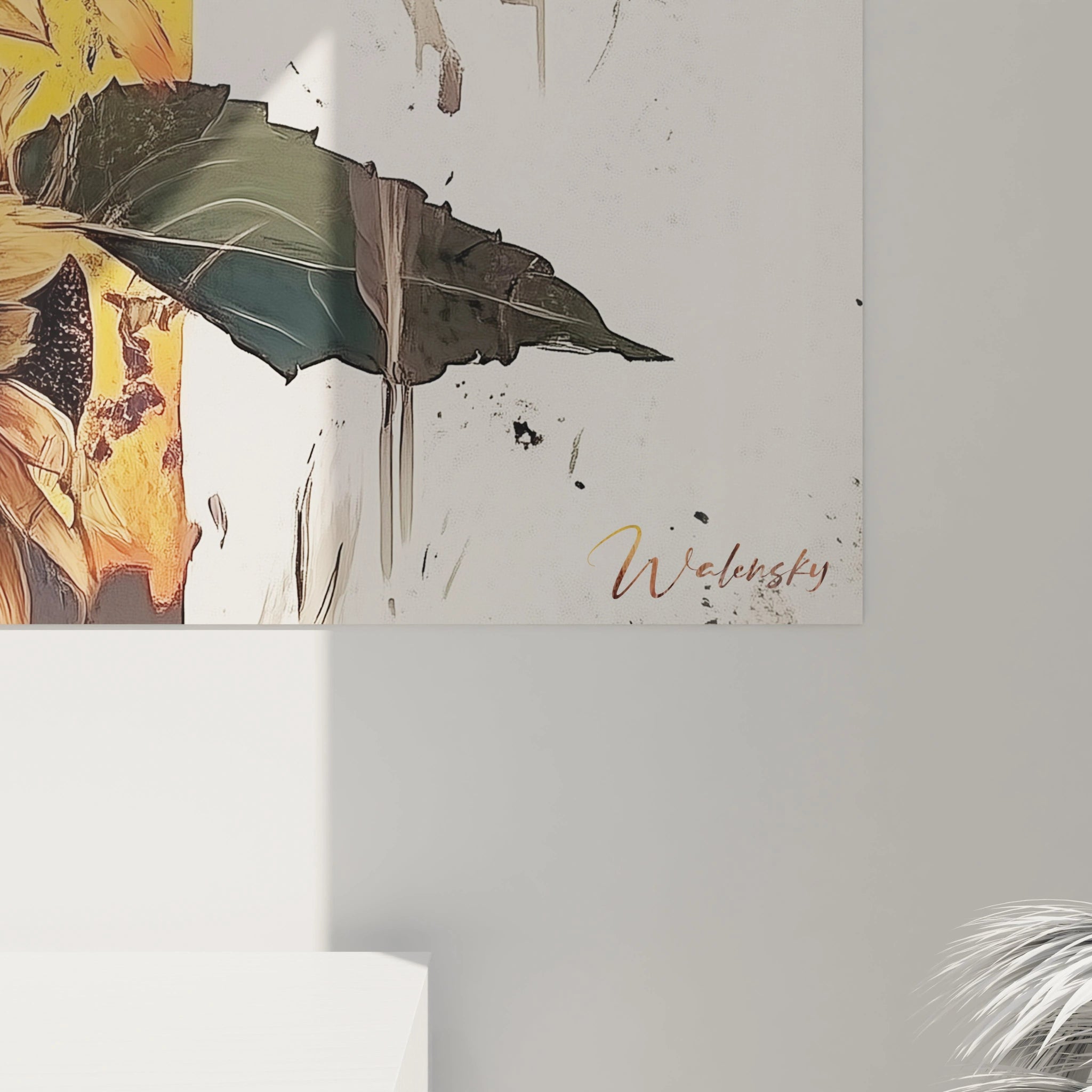 Un tableau tournesol nature présentant un tournesol aux pétales jaune doré et un cœur brun détaillé, avec un fond abstrait blanc et jaune, marqué par des effets de peinture altérée et des textures irrégulières.