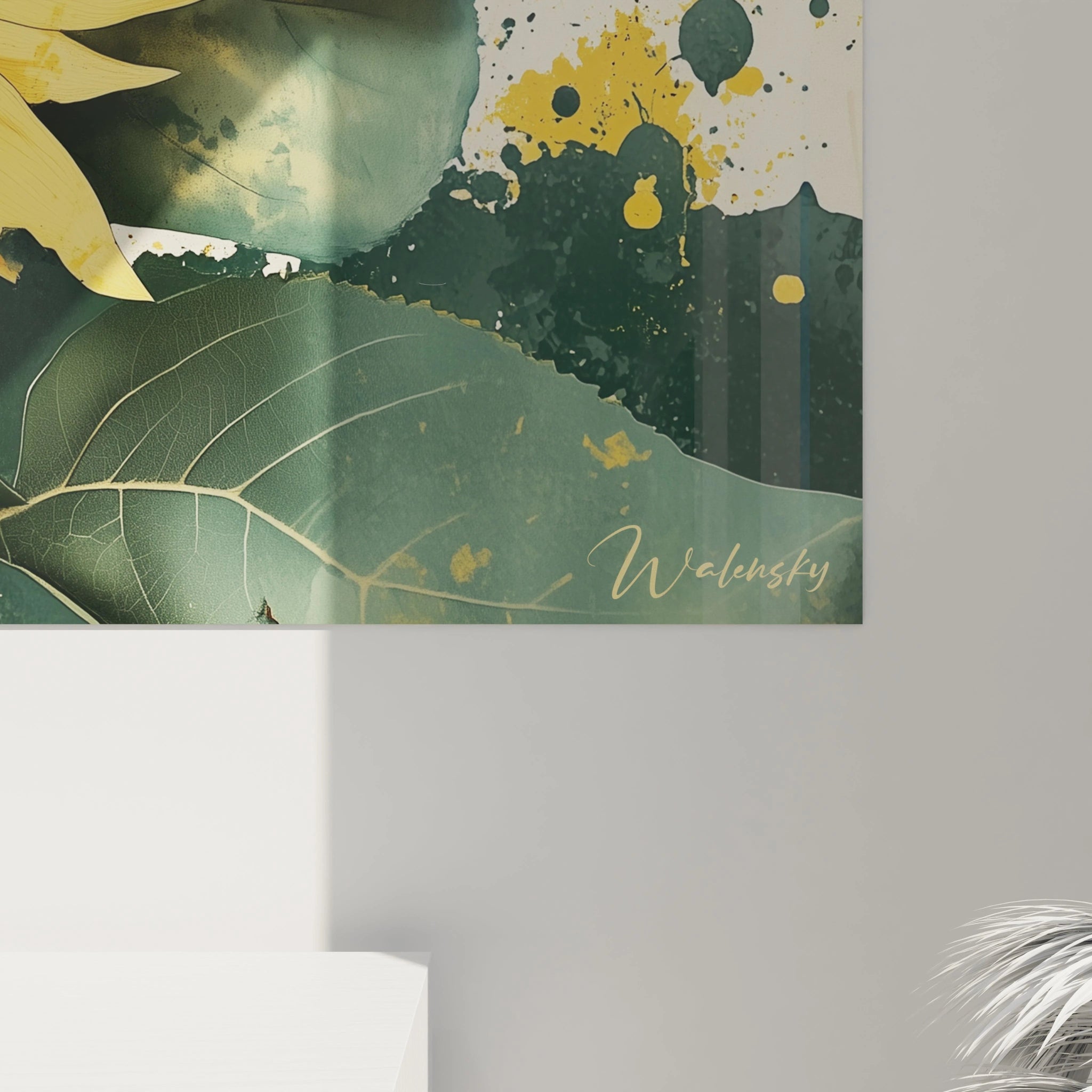 Un tableau tournesol nature où le tournesol occupe l’espace central, contrastant avec un fond aux nuances de vert, beige et doré. Des effets de peinture projetée et des lignes brossées dynamisent l’ensemble.