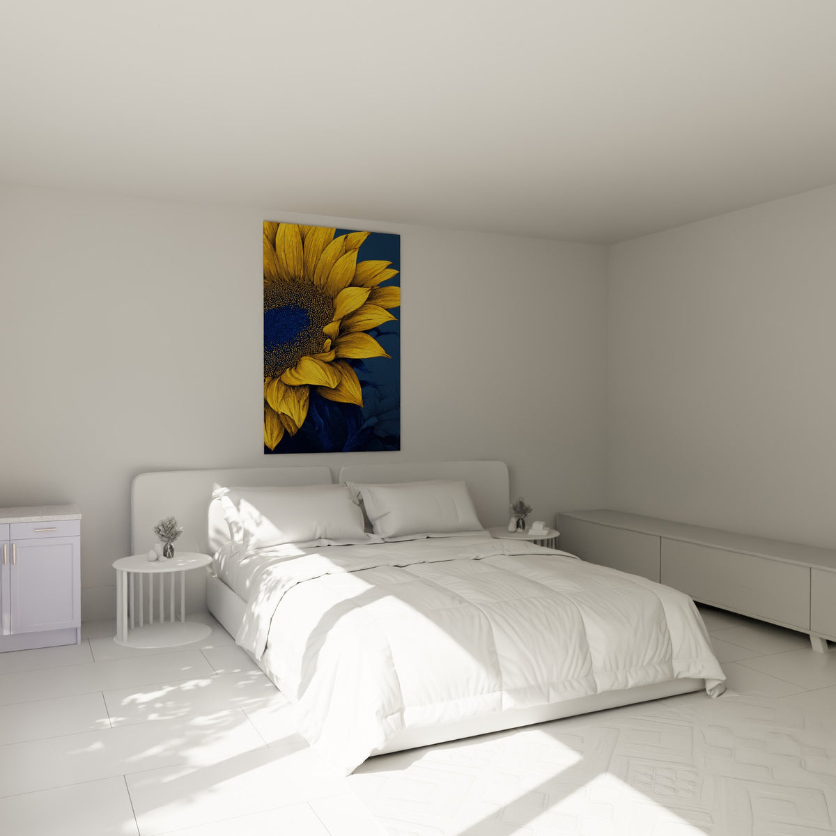 Pétales jaune doré du tournesol illuminent un mur au-dessus d'un lit dans une chambre claire