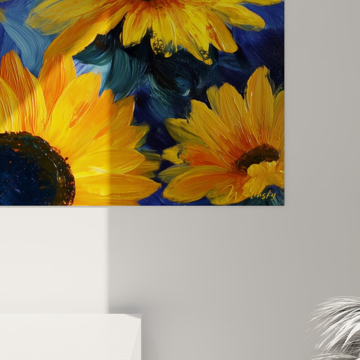 Empâtements épais de peinture jaune et bleu nuit révélant la matière texturée des pétales de tournesol