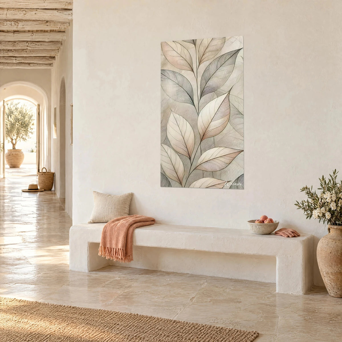 Tableau branche de feuilles dessinées au trait fin, crème, rose pâle et gris perle, mur blanc, banc et couloir voûté