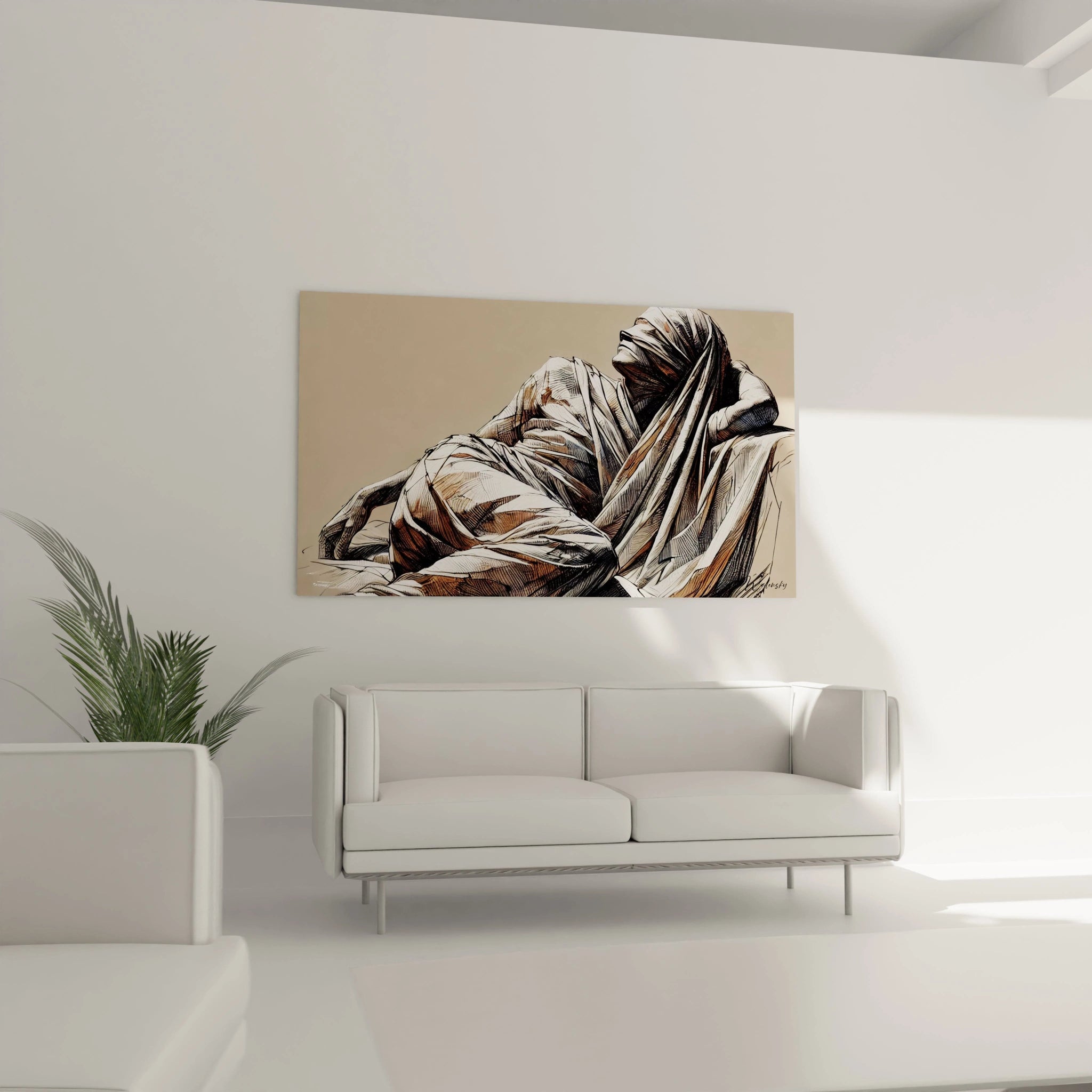 Tableau drapé dans le salon, au-dessus du canapé. Les plis détaillés du tissu et les teintes terre créent un point focal raffiné et moderne pour la pièce.