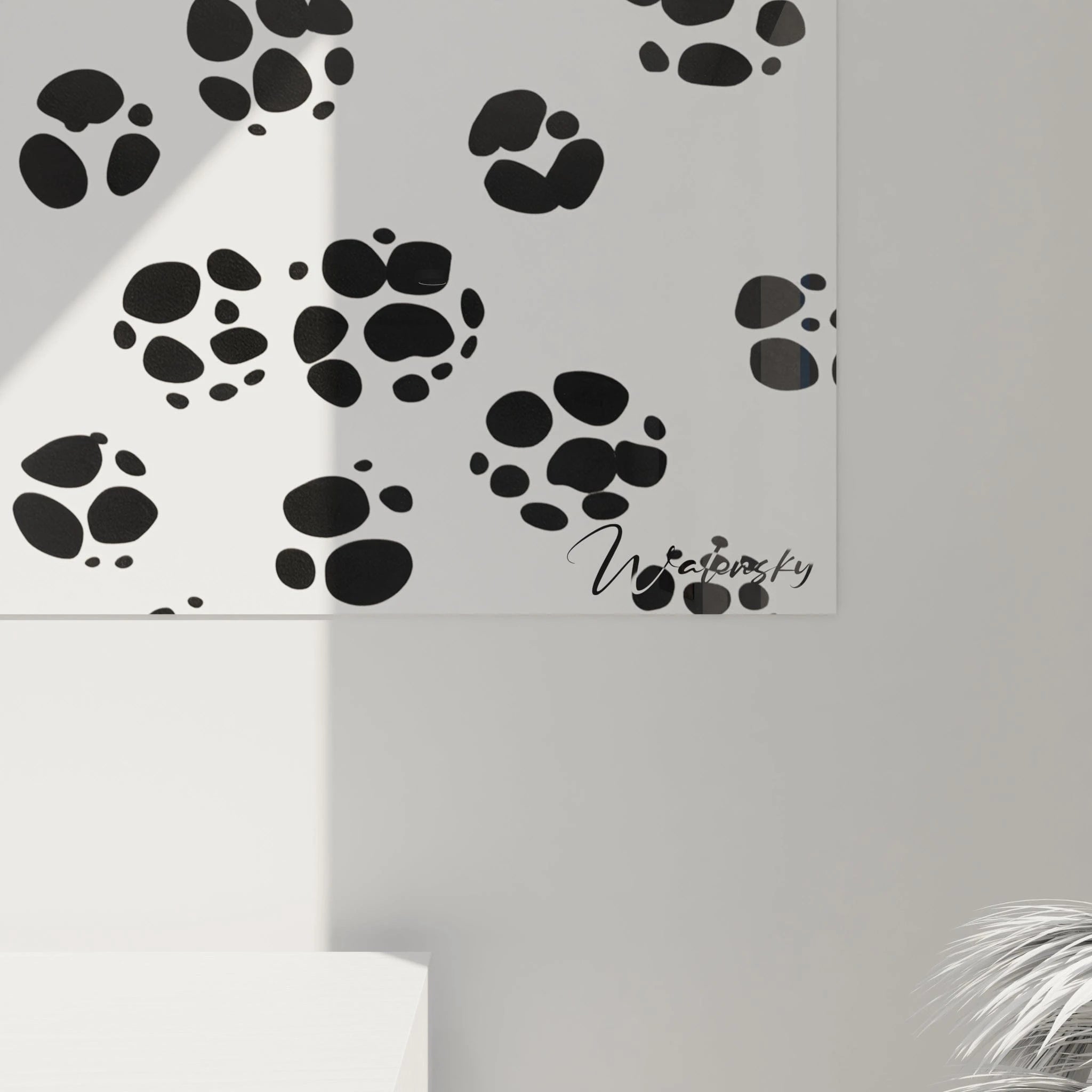 Tableau tacheté noir et blanc avec empreintes de pattes sur fond clair par Walensky