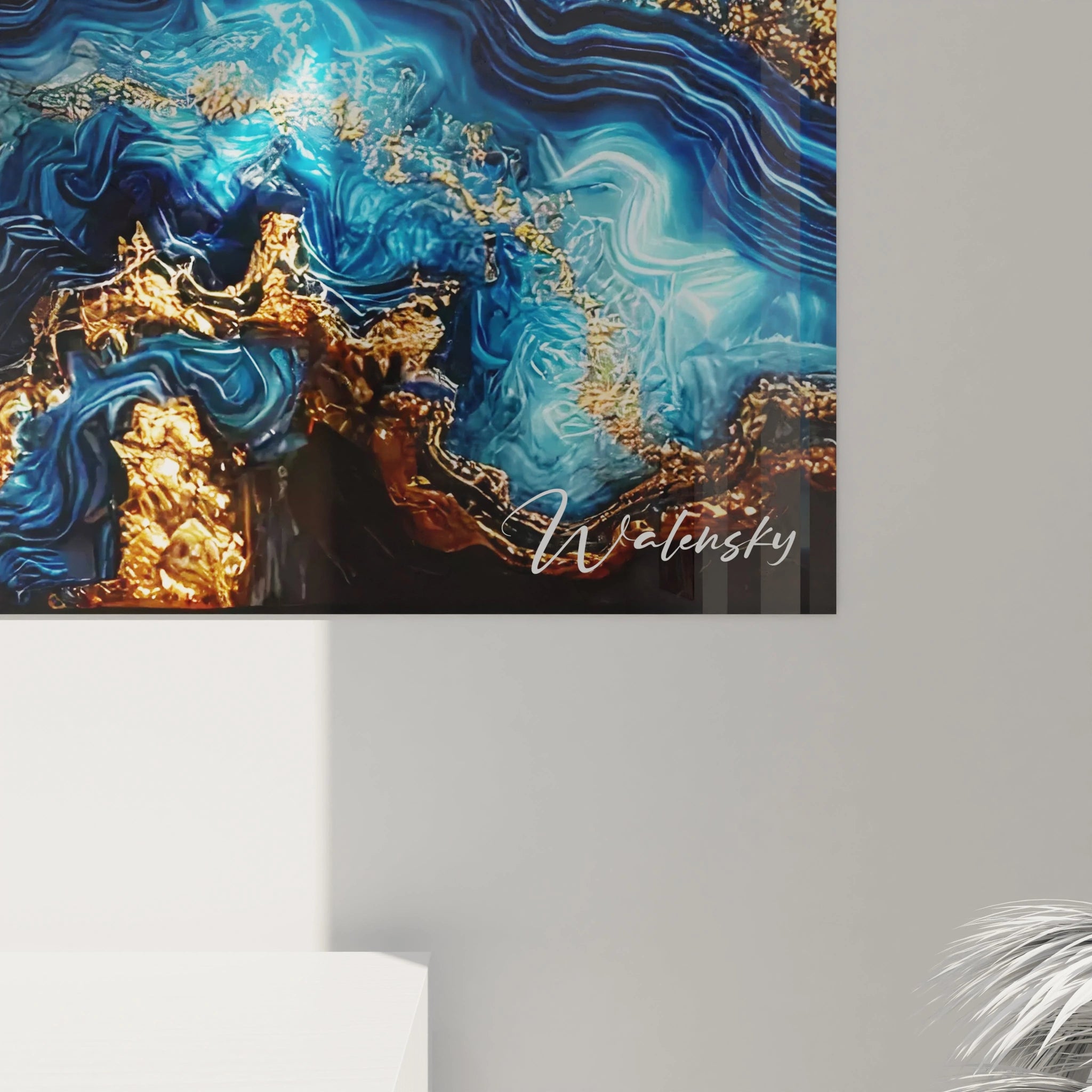 Vue rapprochée du tableau style epoxy, révélant la texture lumineuse de la résine et les nuances subtiles de bleu et or, créant une ambiance de calme et de mouvement.