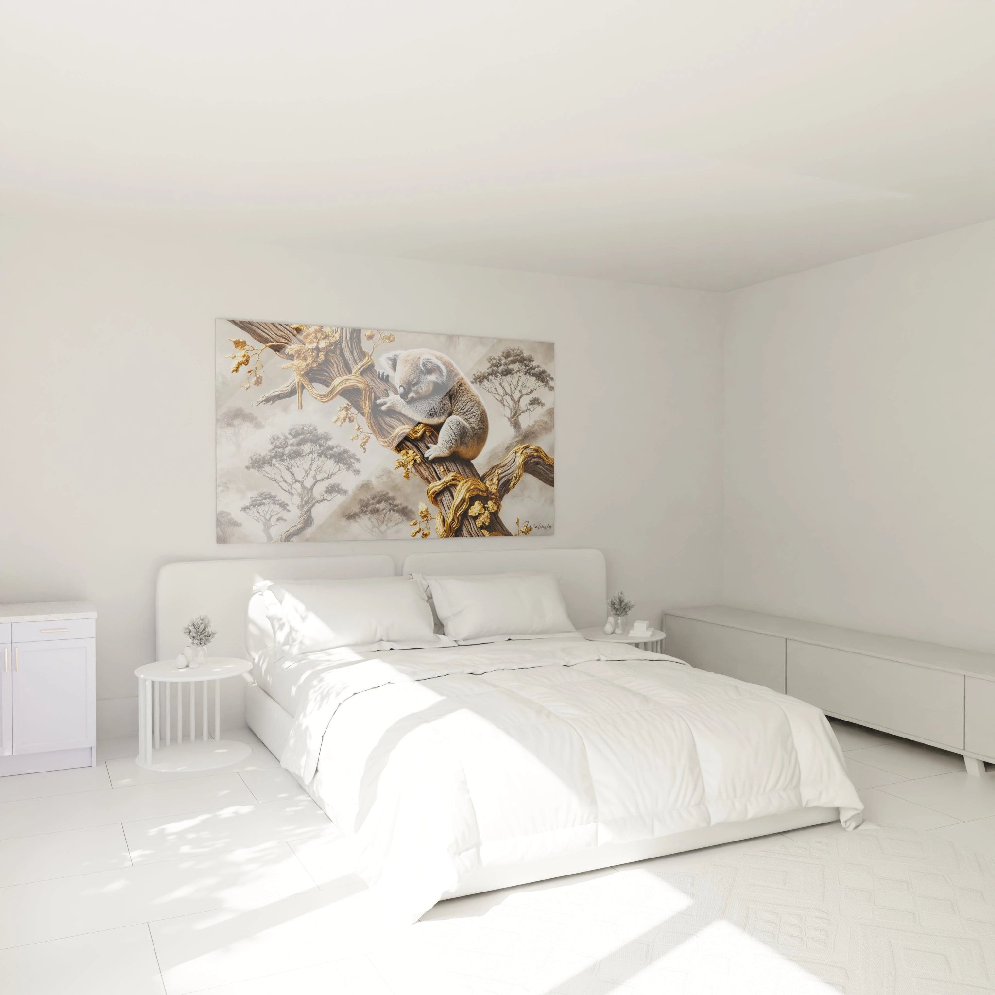Accroché au-dessus du lit, ce tableau koala transforme la chambre en un espace apaisant, alliant nature et raffinement avec ses nuances de gris et de doré.