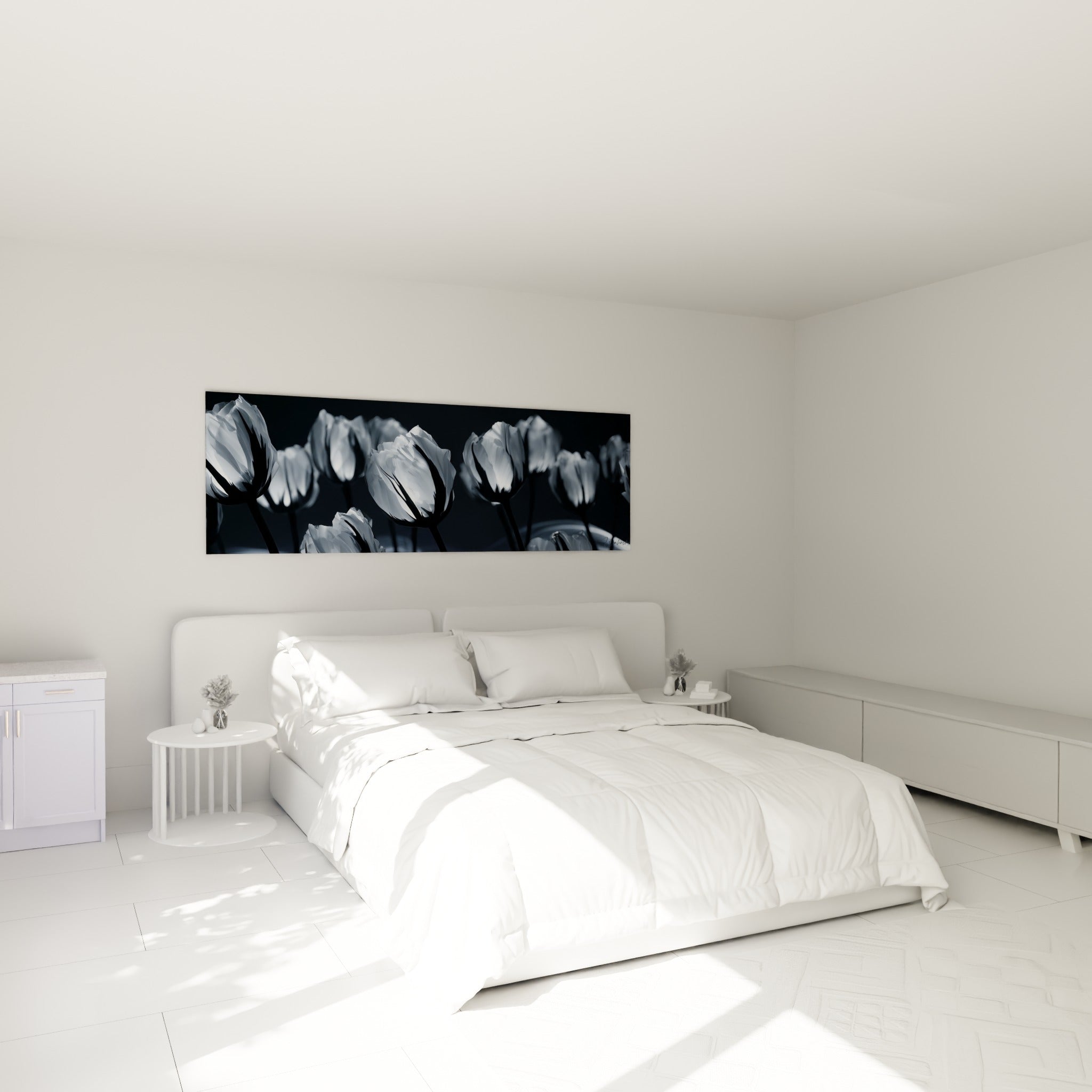 Fleurs blanches translucides et tiges sombres accrochées au-dessus d'un lit dans une chambre claire