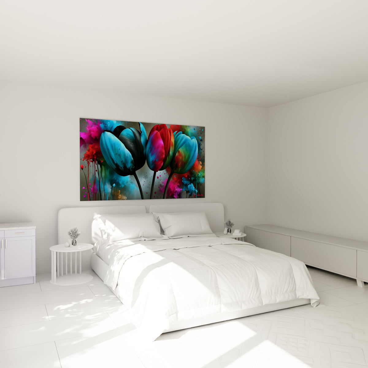 Bouquet de tulipes turquoise et rouge vif accroché au-dessus d'un lit dans une chambre claire