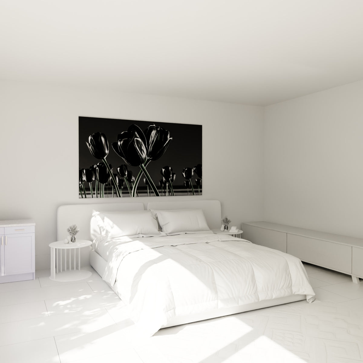 Fleurs noires et tiges vertes se déploient au-dessus d'un lit dans une chambre claire et épurée