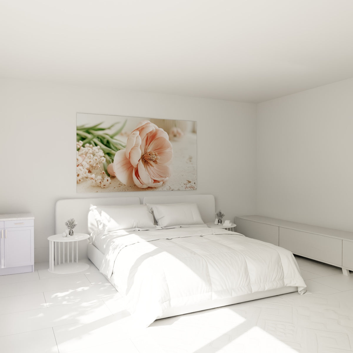 Fleur de tulipe rose et blanc cassé accrochée au-dessus d'un lit dans une chambre claire