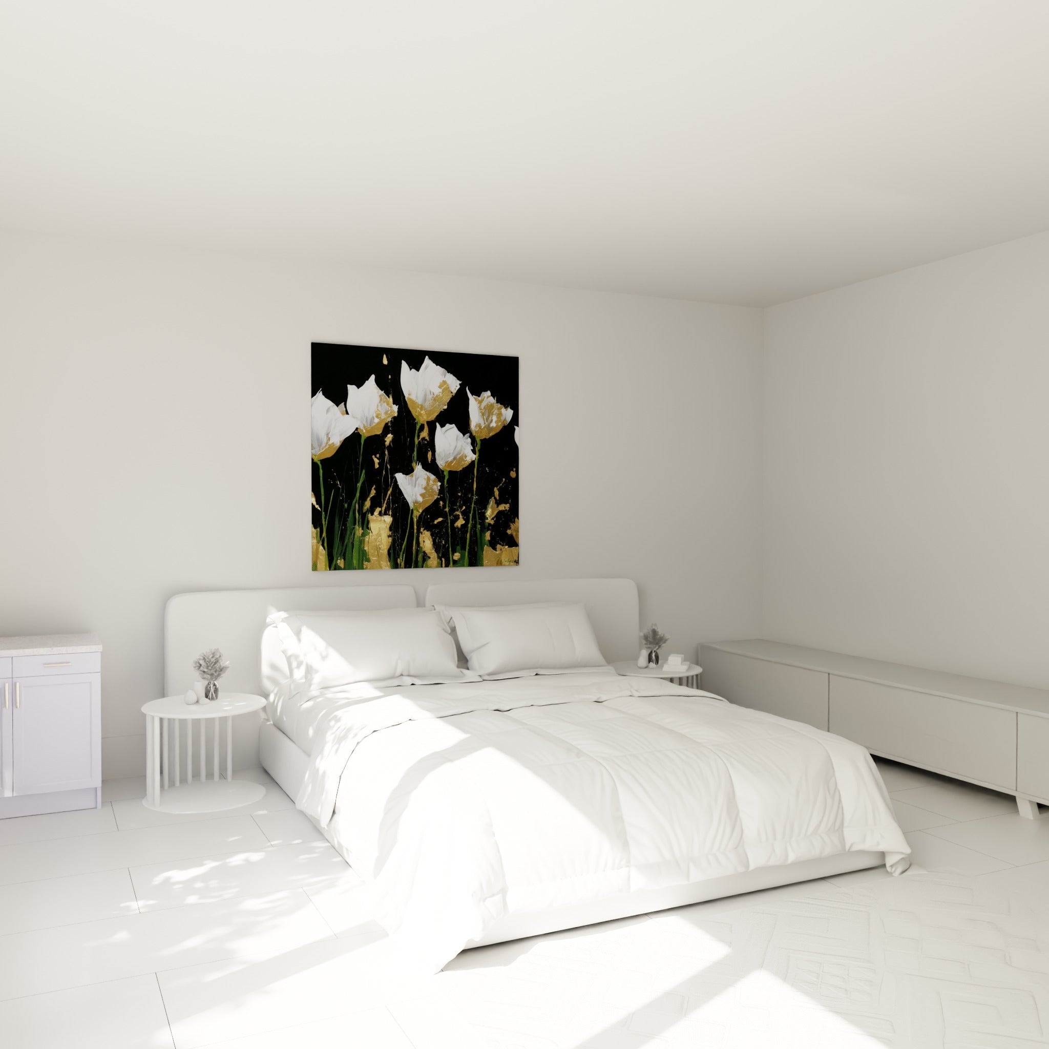 Bouquet de tulipes blanches aux touches dorées accroché au-dessus d'un lit dans une chambre claire