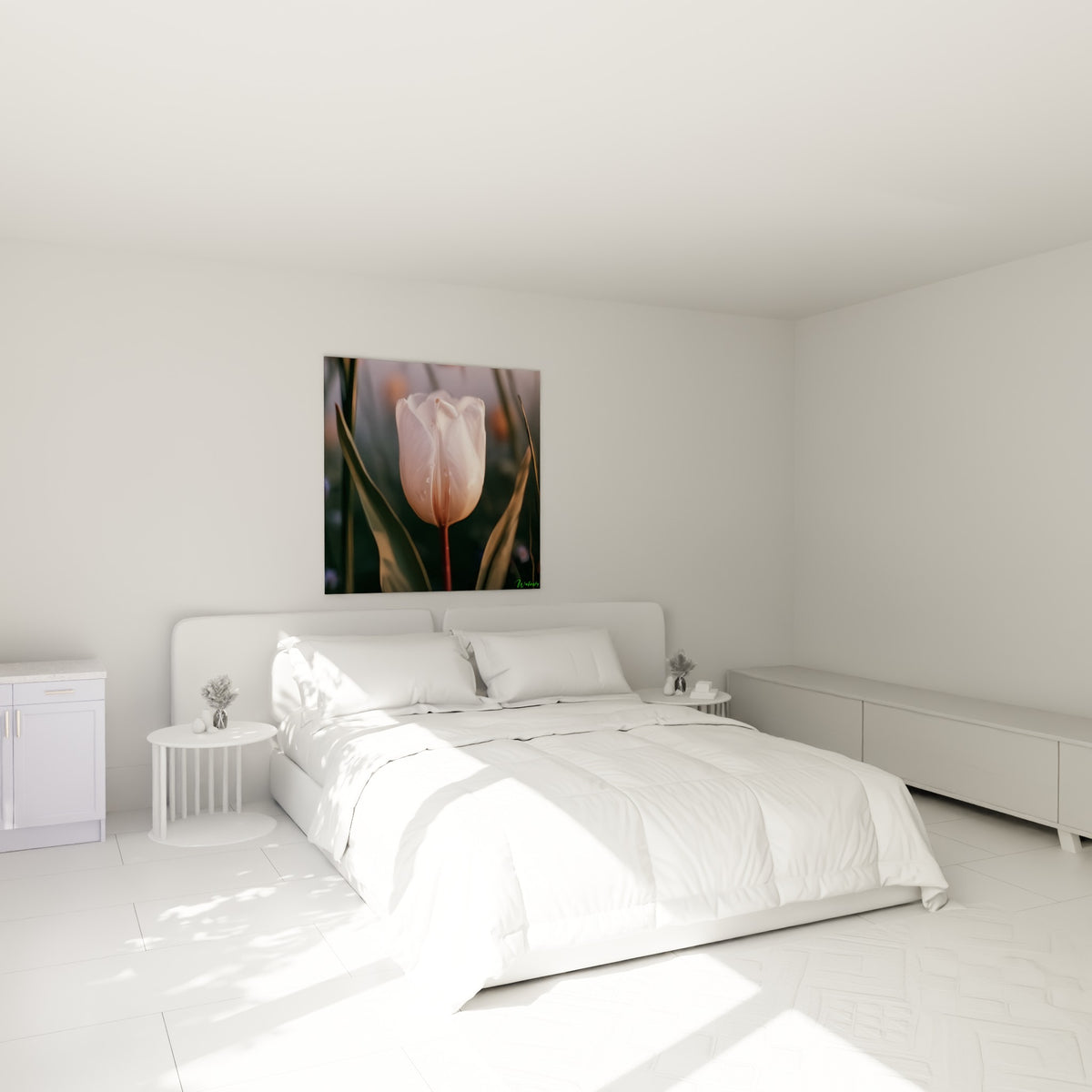 Tulipe blanche perlée de rosée aux nuances roses, accrochée au-dessus d'un lit dans une chambre claire