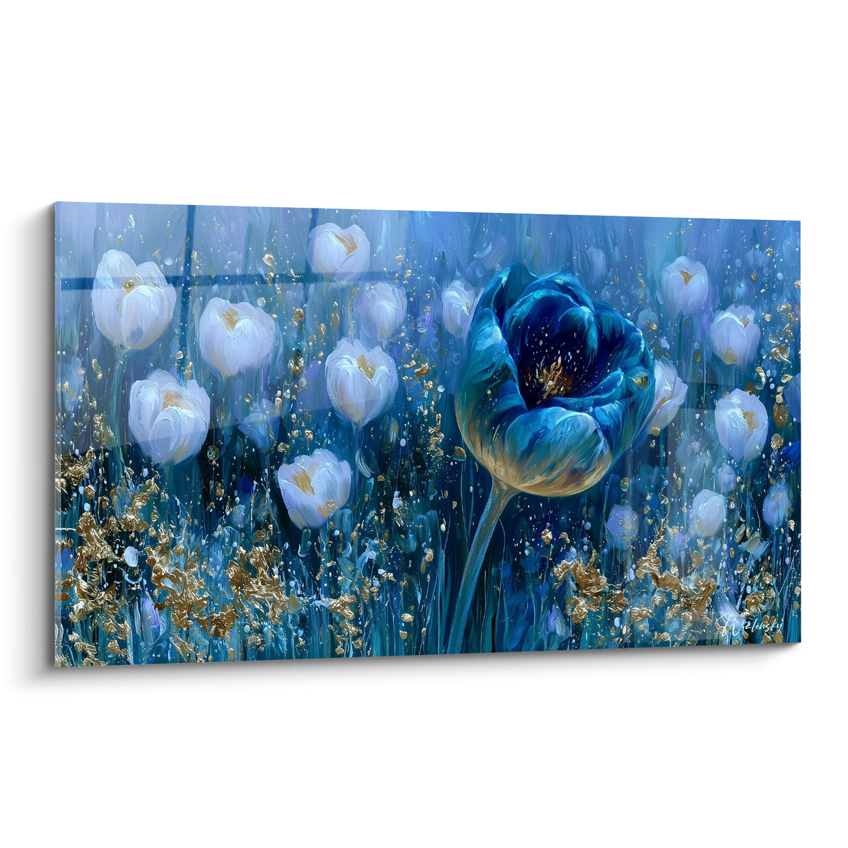 Tulipe bleu marine sublimée par un éclat doré, entourée de fleurs blanches sur fond nocturne
