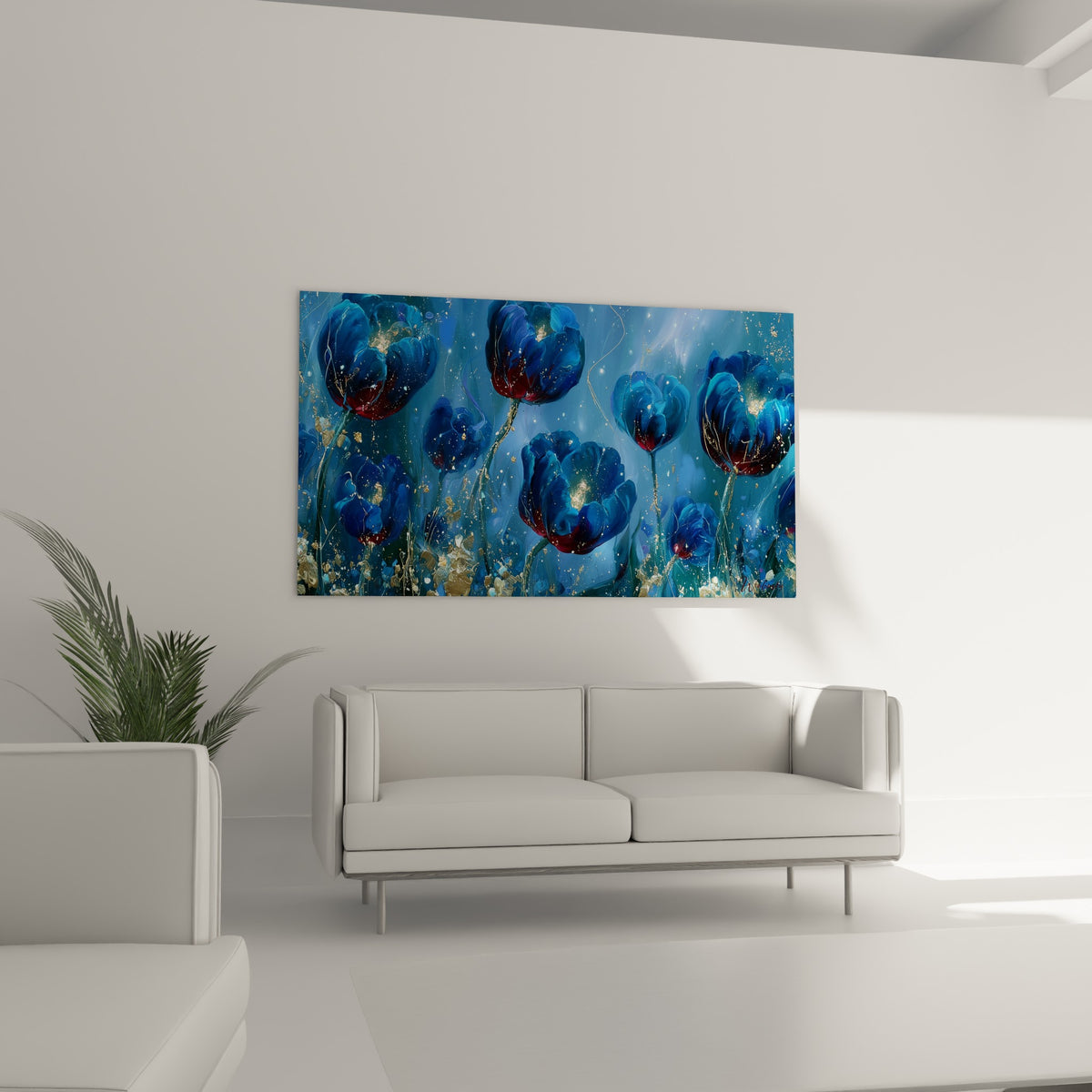 Pétales de tulipe bleu profond et bordeaux scintillant d'or au-dessus d'un canapé dans un salon lumineux